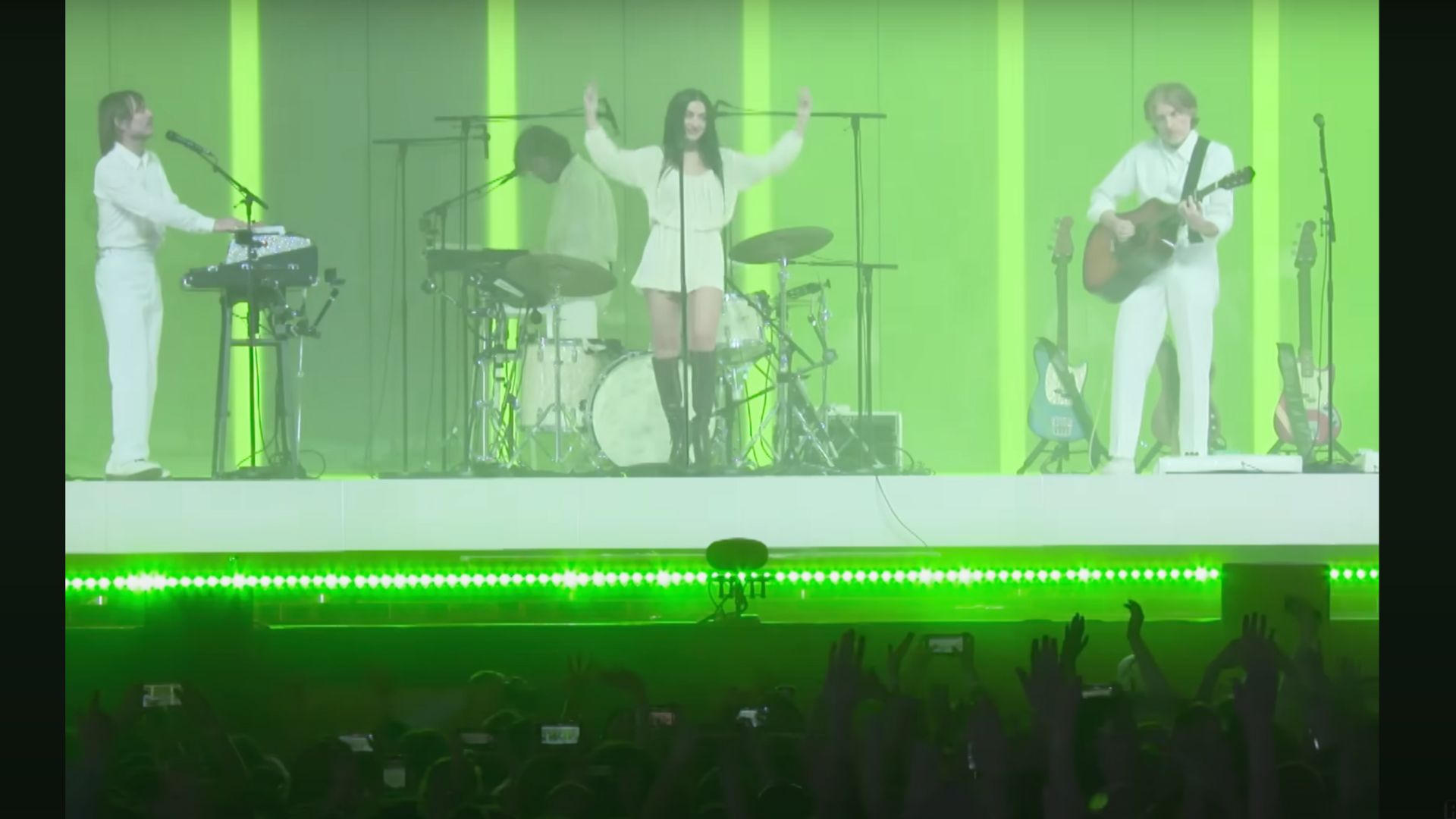 Charli xcx cantando com a banda francesa Air durante o festival We Love Green