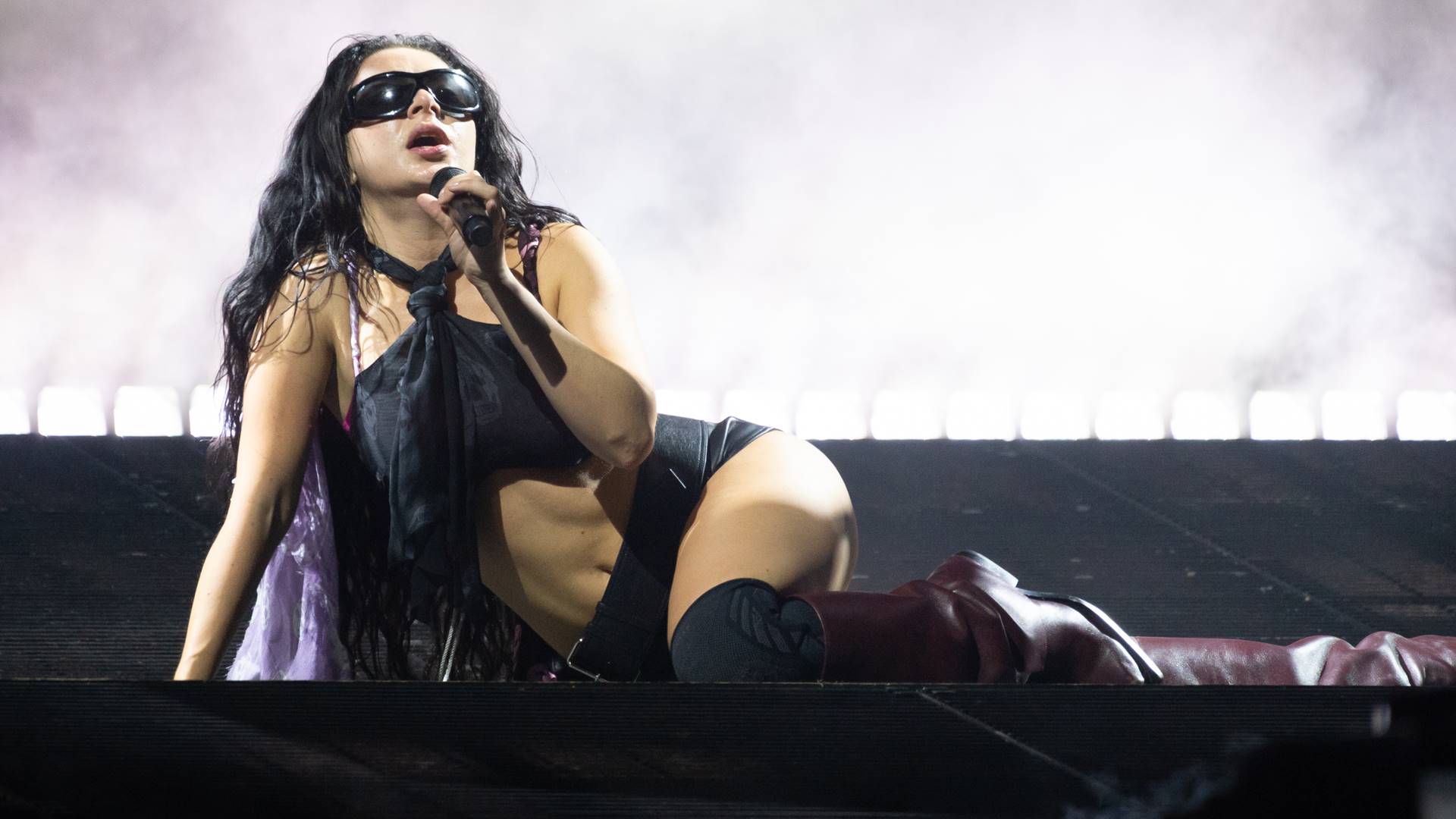 Charli XCX no festival de Glastonbury 2025