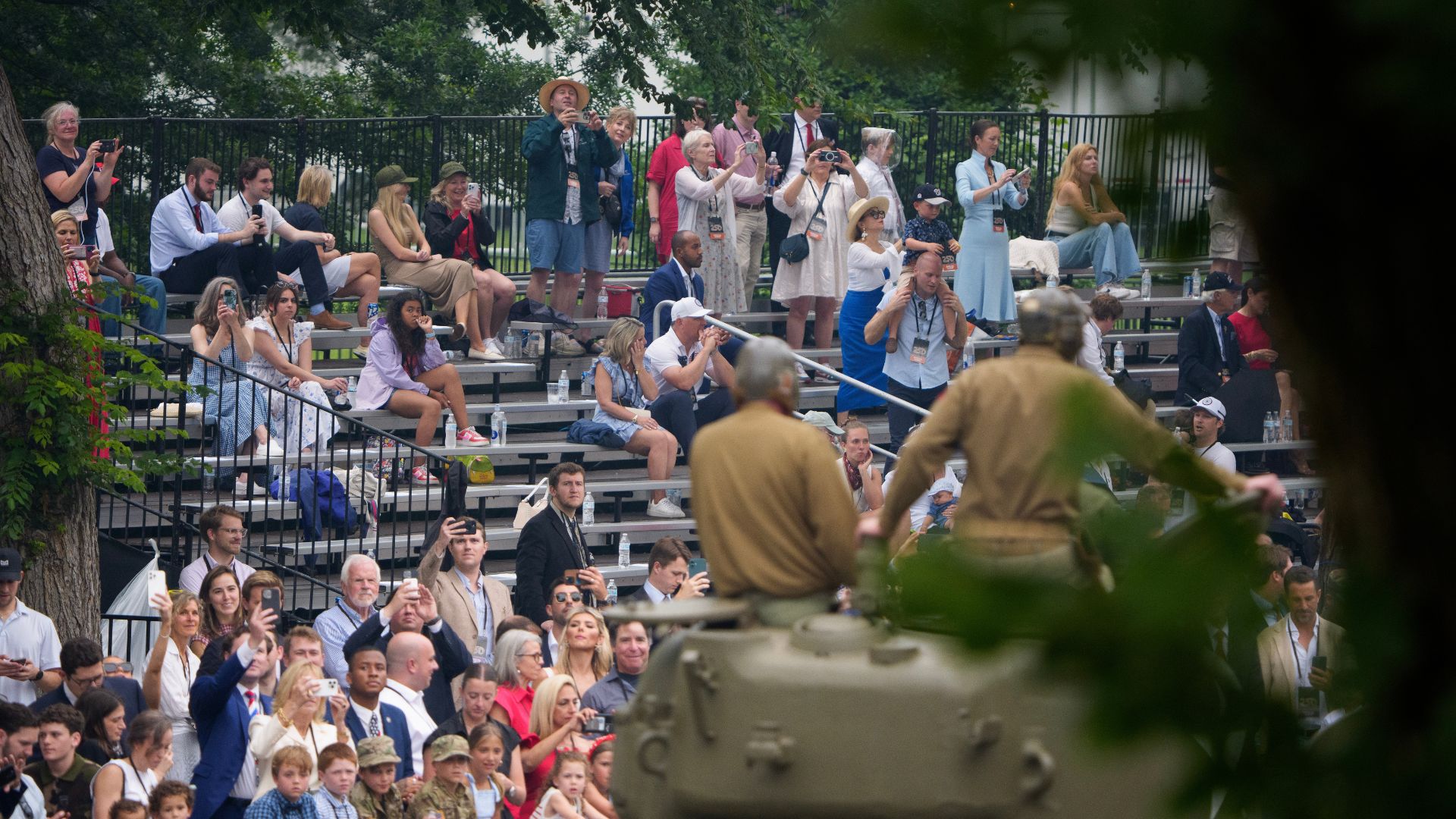 Comparecimento ao desfile de Trump é ofuscado por milhões que protestaram nos comícios “No Kings”