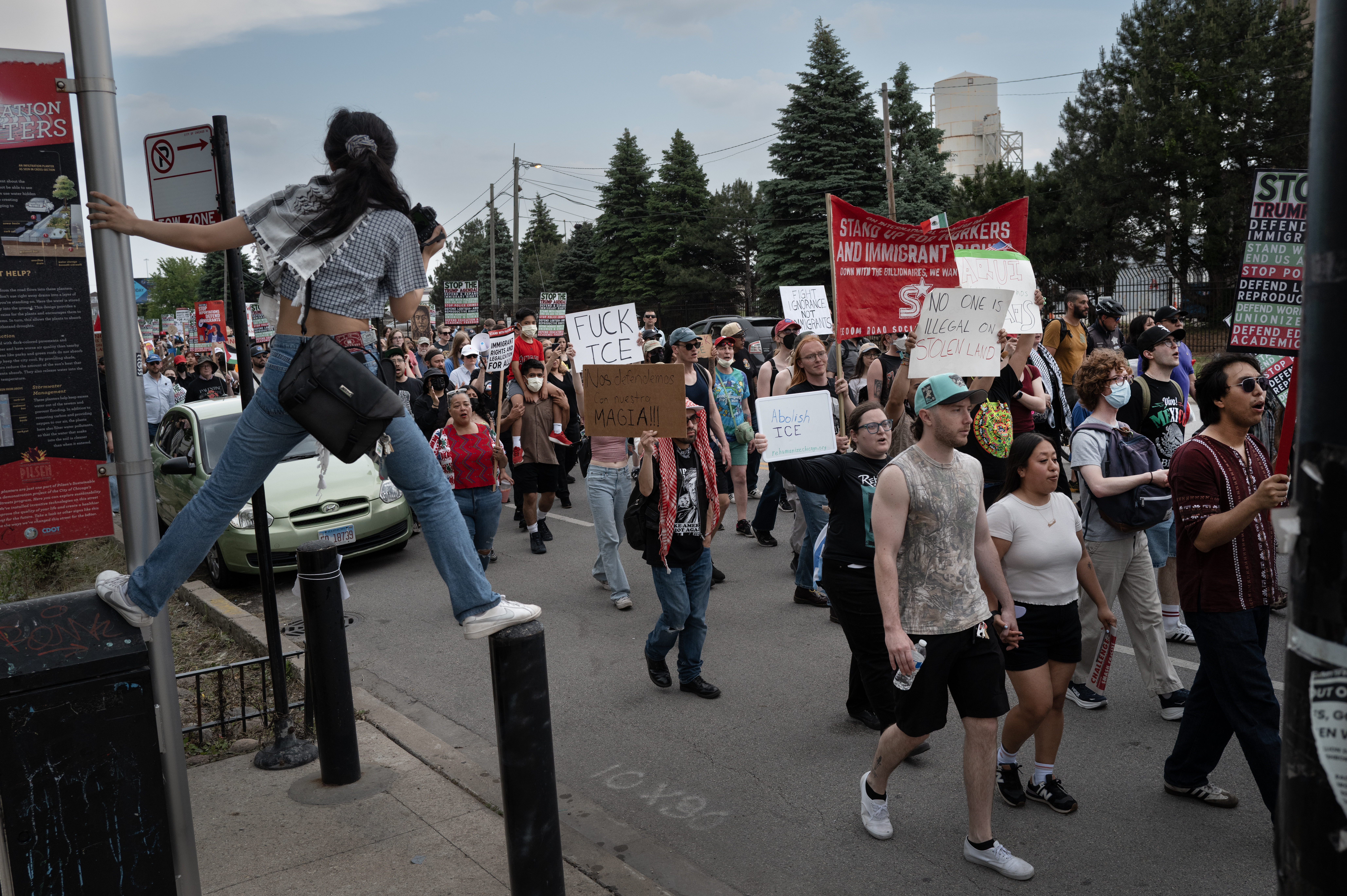 Manifestantes protestam em Los Angeles contra a atuação do Departamento de Imigração (Foto: Scott Olson/Getty Images)