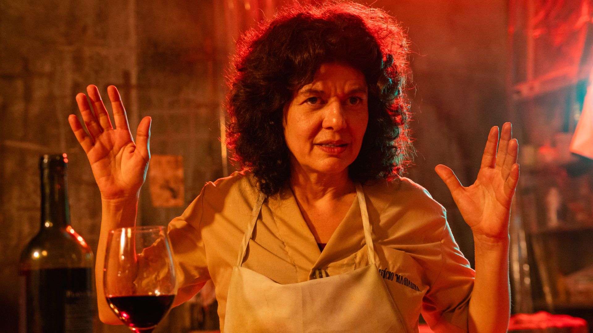 Diretor queria Gilda Nomacce 'com um machado ou martelo na mão' em Prédio Vazio