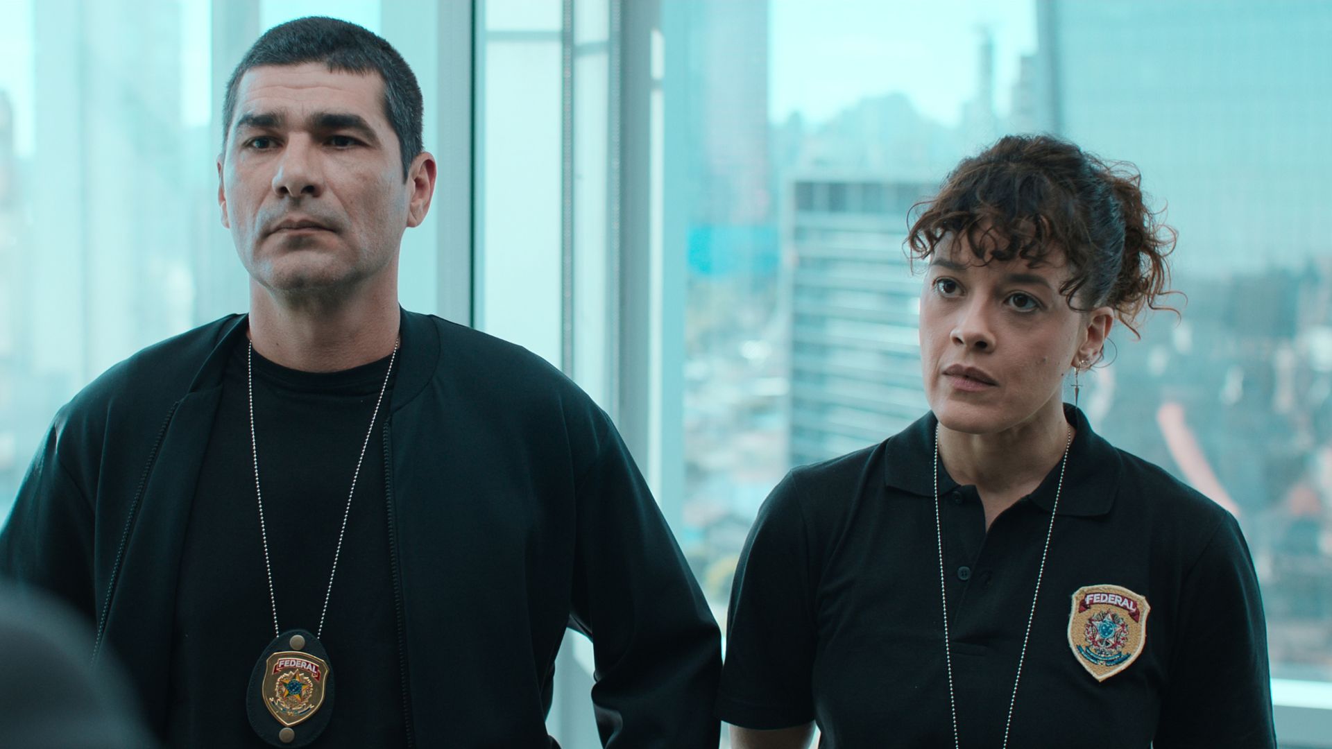 'Fica a critério de quem assiste', brinca ator sobre romance entre protagonistas de DNA do Crime