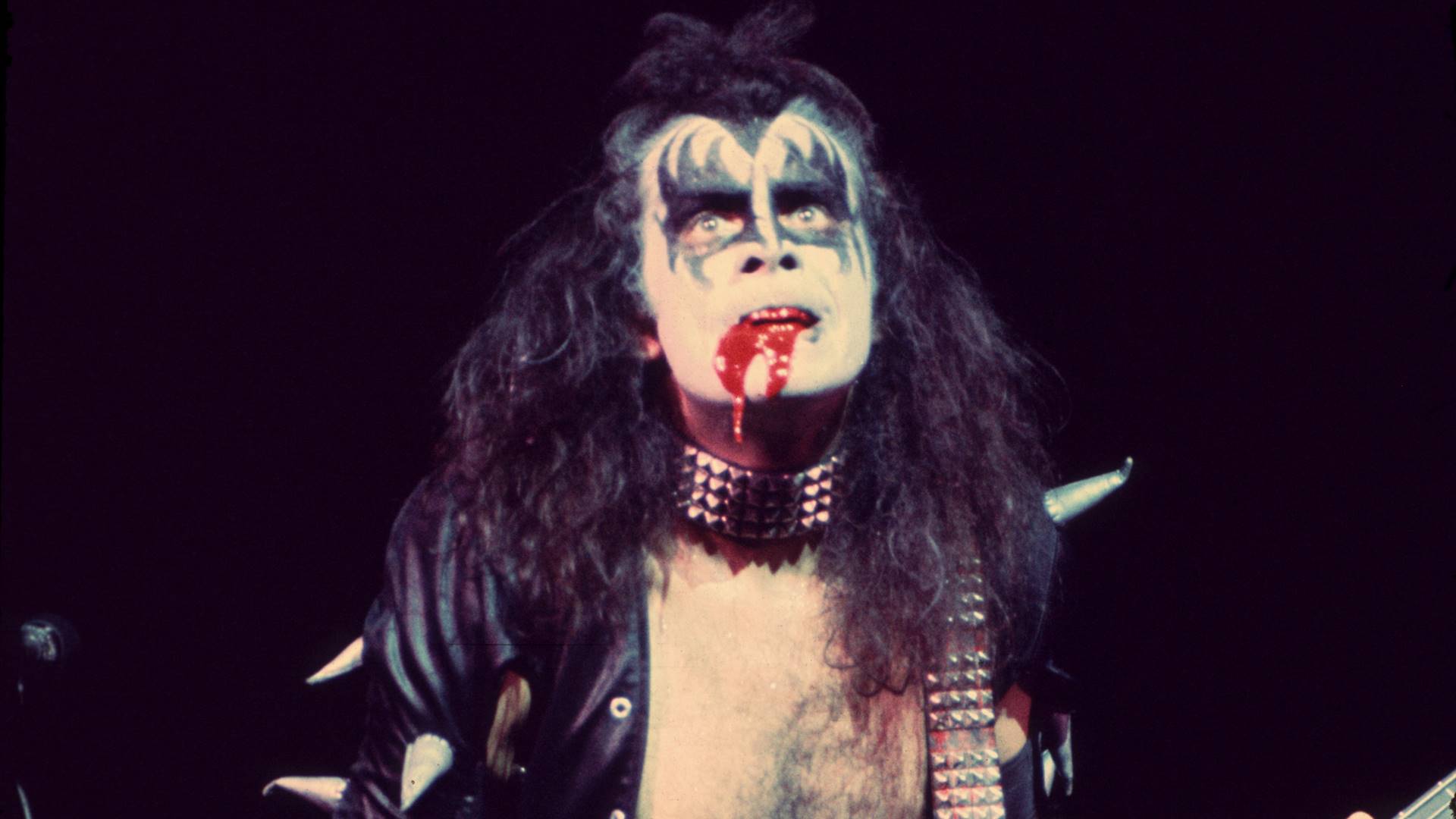 Gene Simmons, vocalista e baixista do Kiss, em 1976