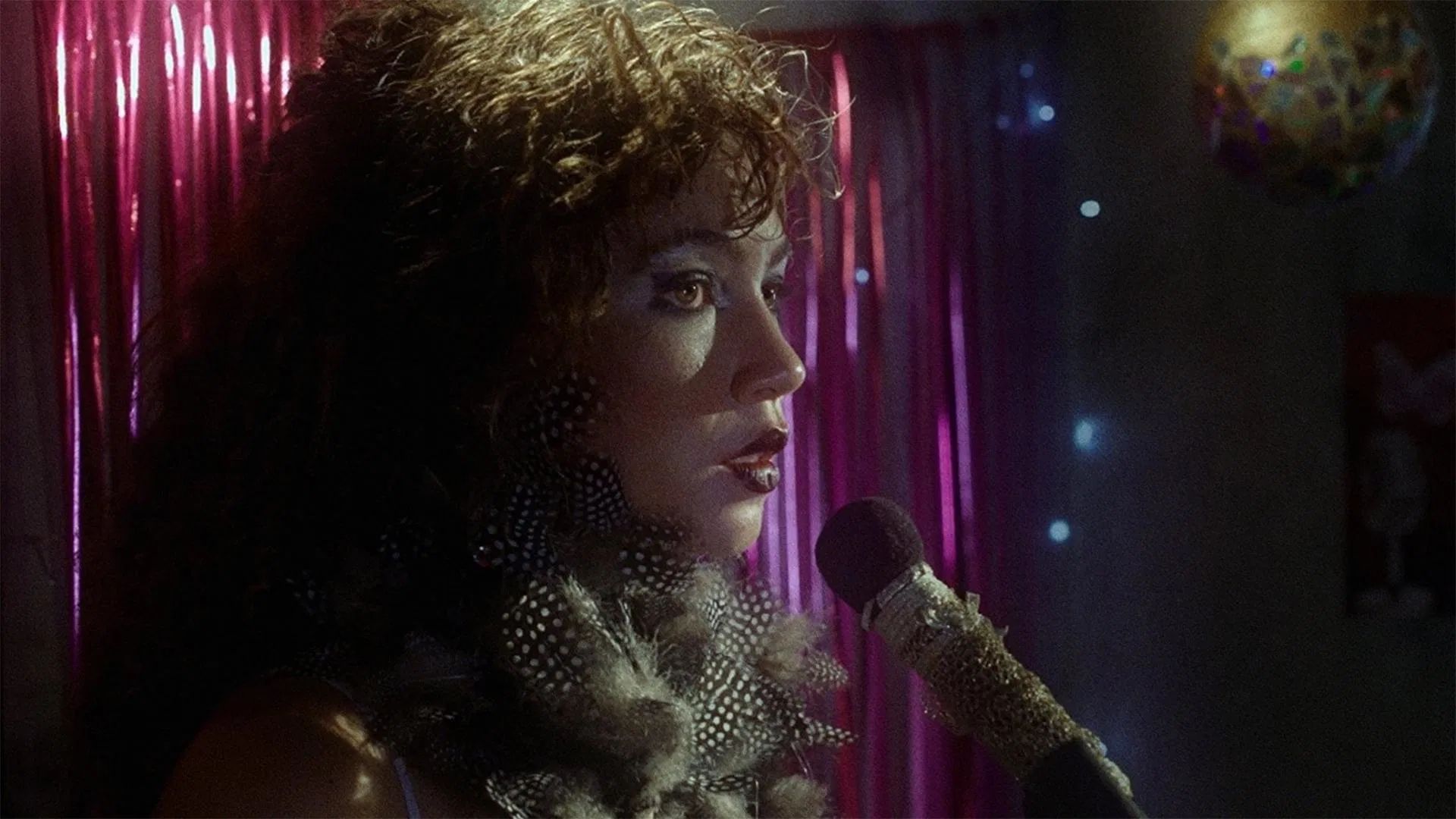 Inferninho é um sopro de frescor no cinema LGBTQIAPN+ brasileiro, com sua estética colorida, humor agridoce e uma vibe de resistência cheia de ternura (Foto: Divulgação)