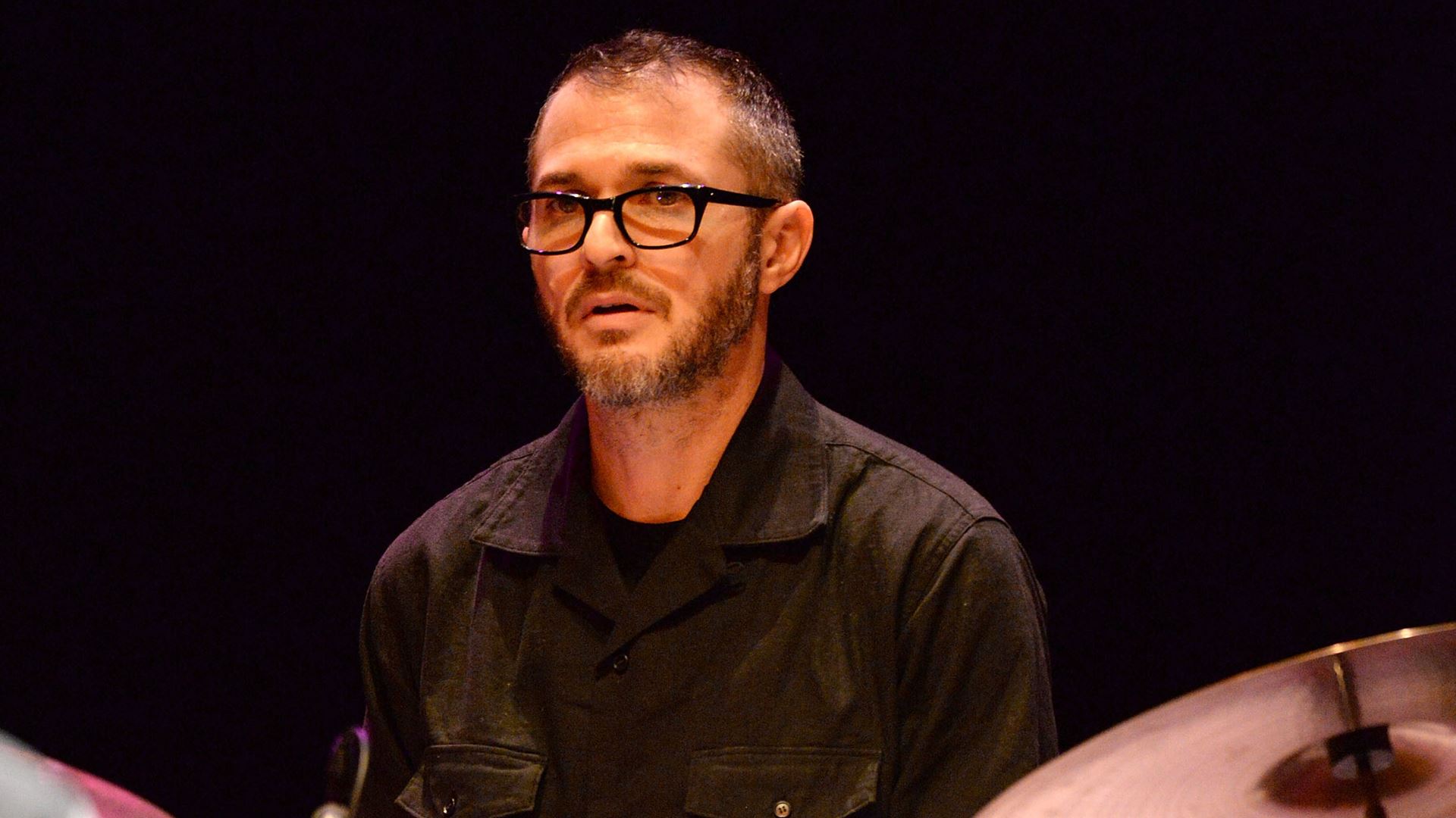 O baterista Joey Waronker, agora vinculado ao Oasis, em foto de 2017