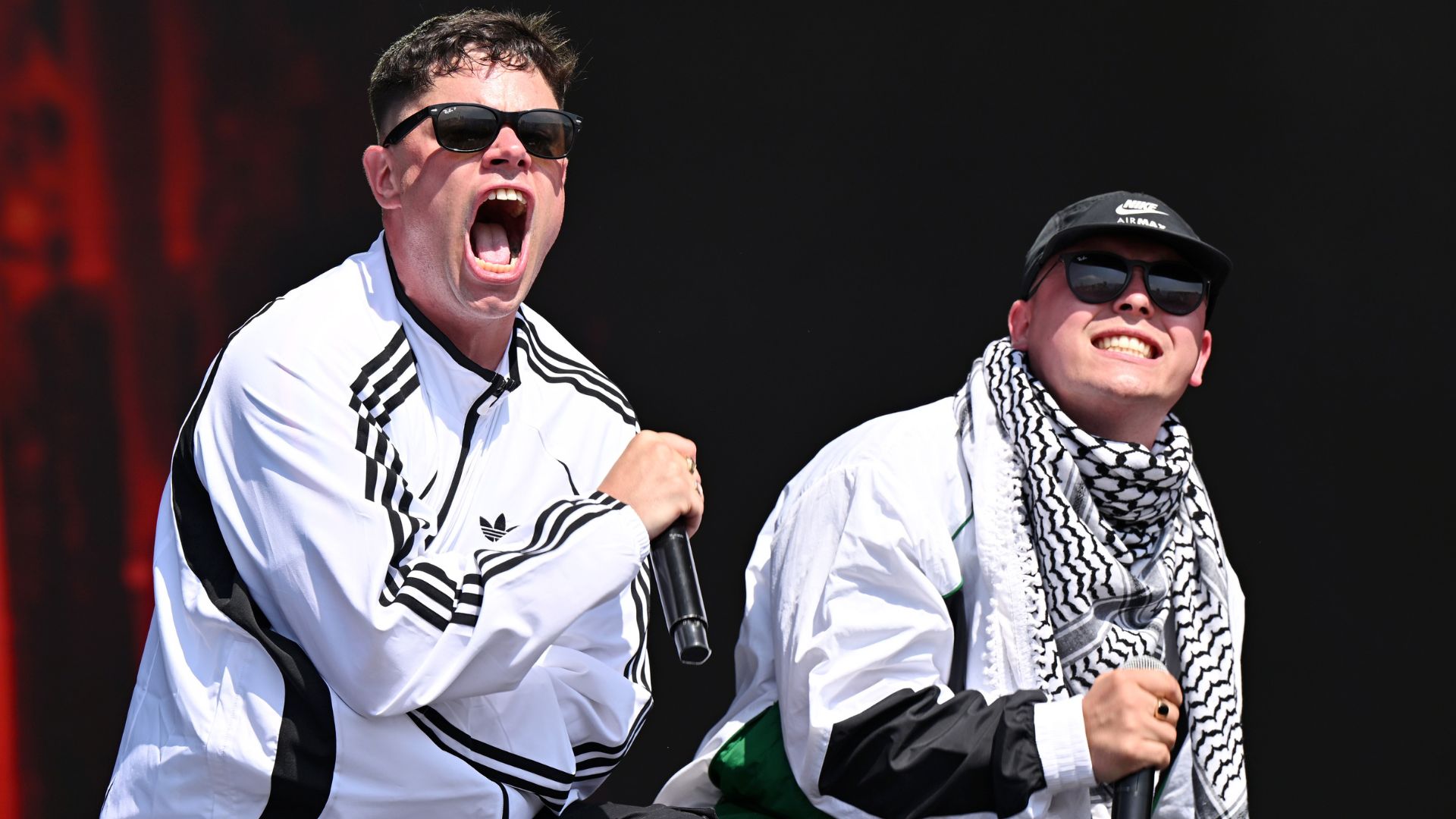 Móglaí Bap e Mo Chara do Kneecap no Glastonbury 2025