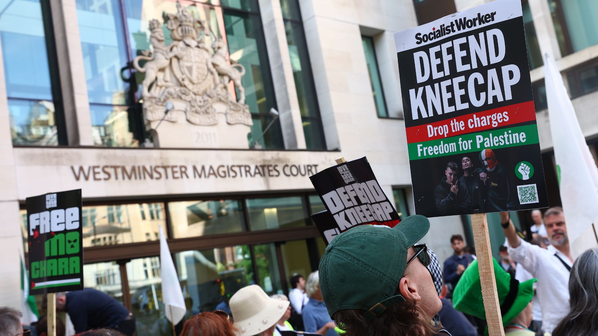 Multidão se reúne em apoio a Mo Chara, do grupo Kneecap, que foi acusado de incitação ao terrorismo