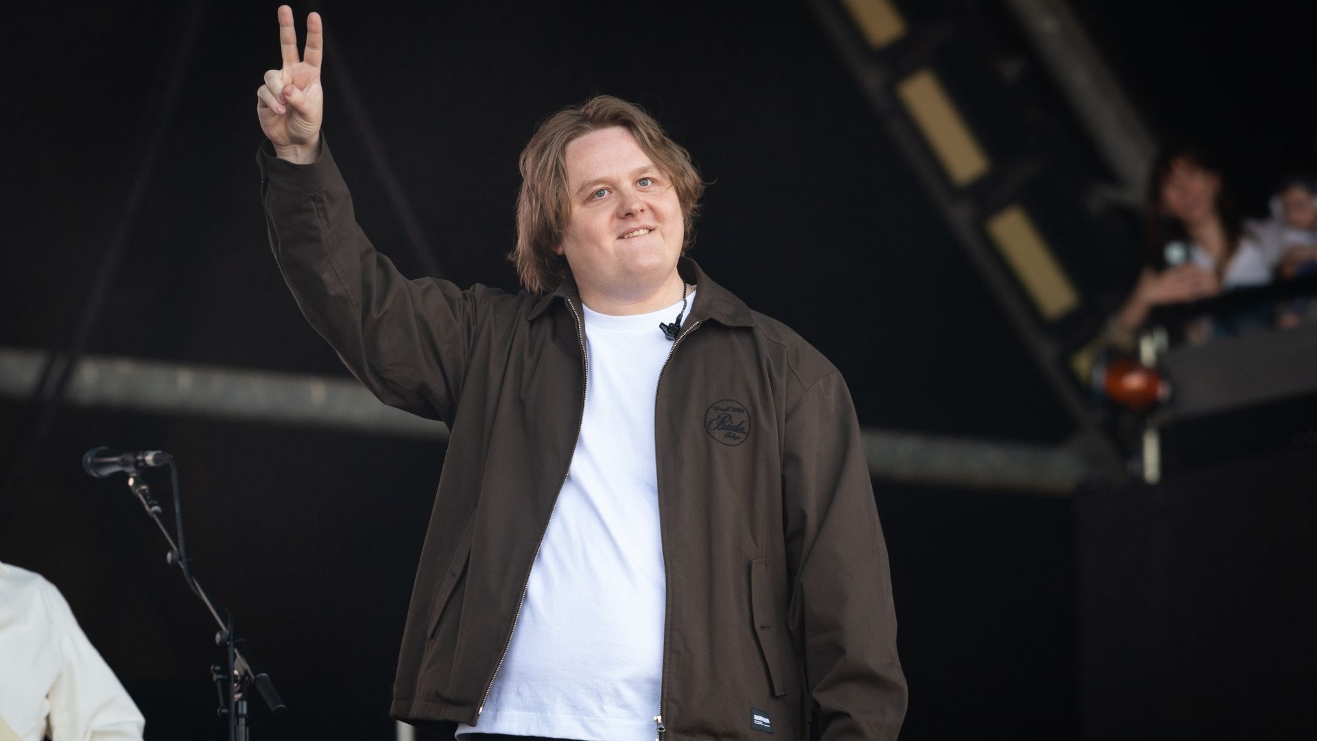 Lewis Capaldi volta aos palcos no Glastonbury 2025