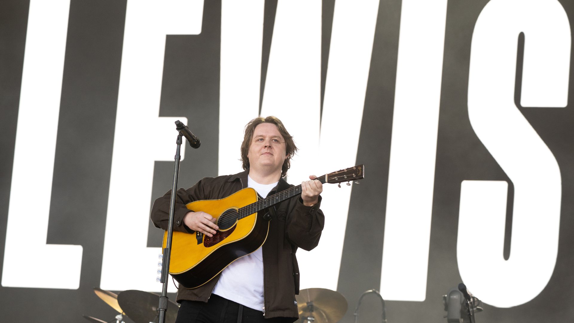 Lewis Capaldi volta aos palcos no Glastonbury 2025
