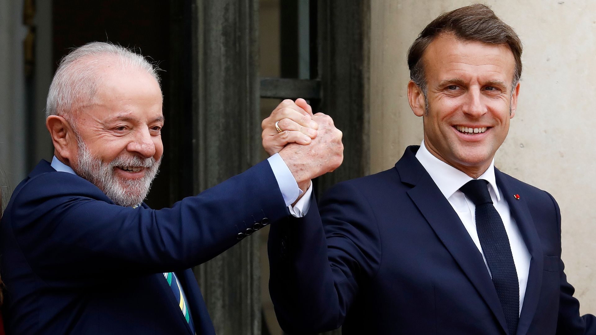 Presidente do Brasil, Luiz Inácio Lula da Silva ao lado do presidente francês, Emmanuel Macron