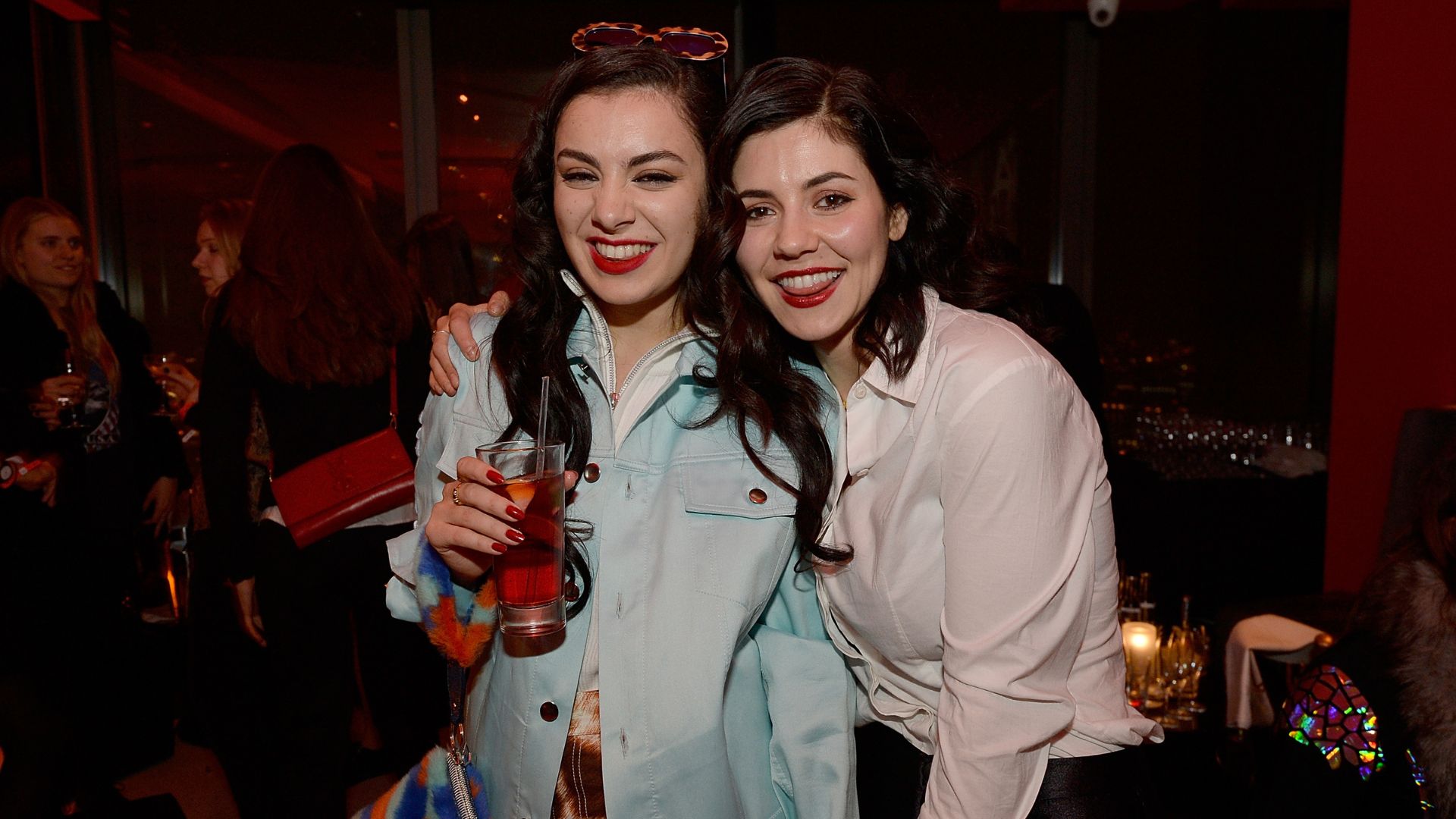 Charli xcx e Marina em 2014