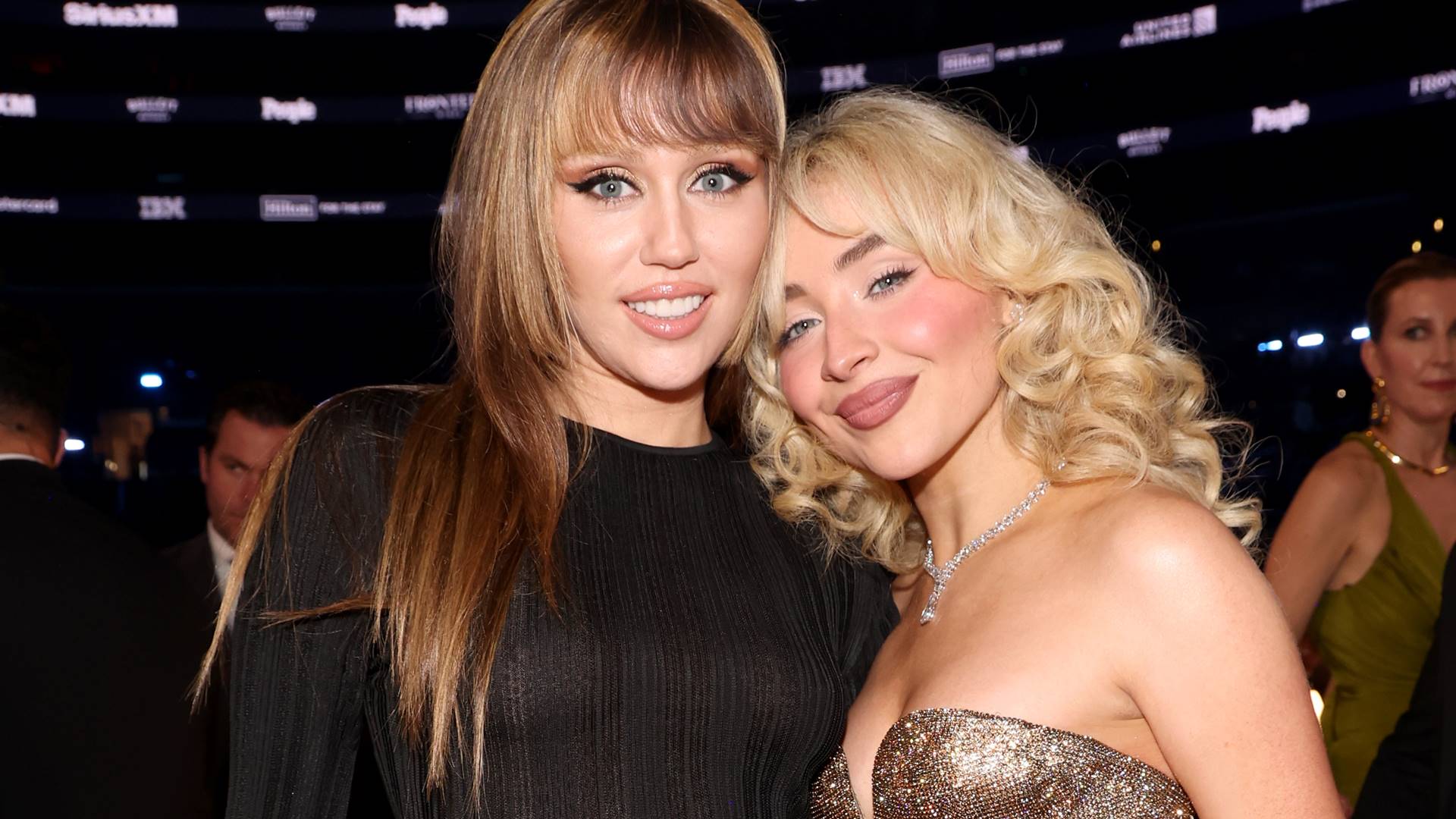 Miley Cyrus e Sabrina Carpenter em 2025