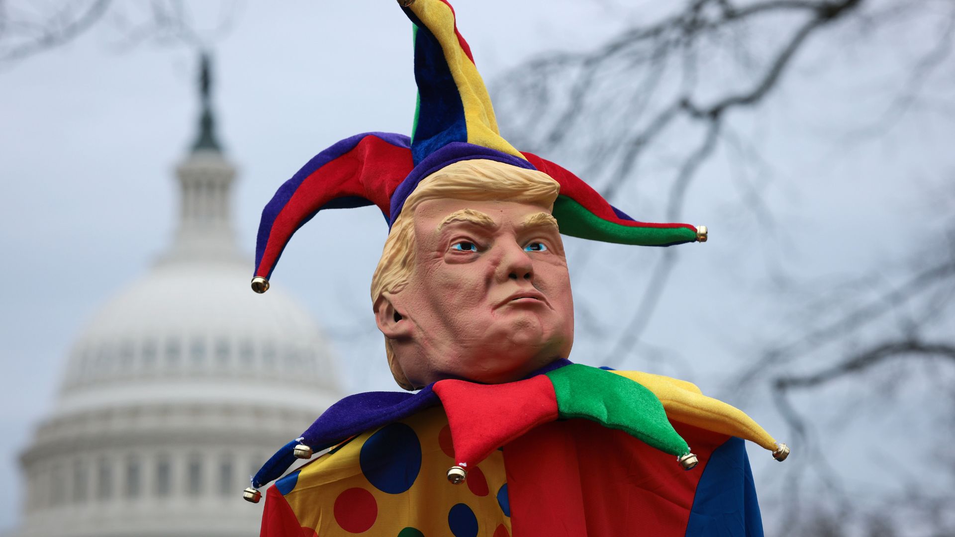 Uma pessoa carrega uma imagem do presidente dos Estados Unidos, Donald Trump, enquanto manifestantes se reúnem em um protesto em apoio à USAid, próximo ao Capitólio, em 5 de fevereiro de 2025, em Washington, D.C.