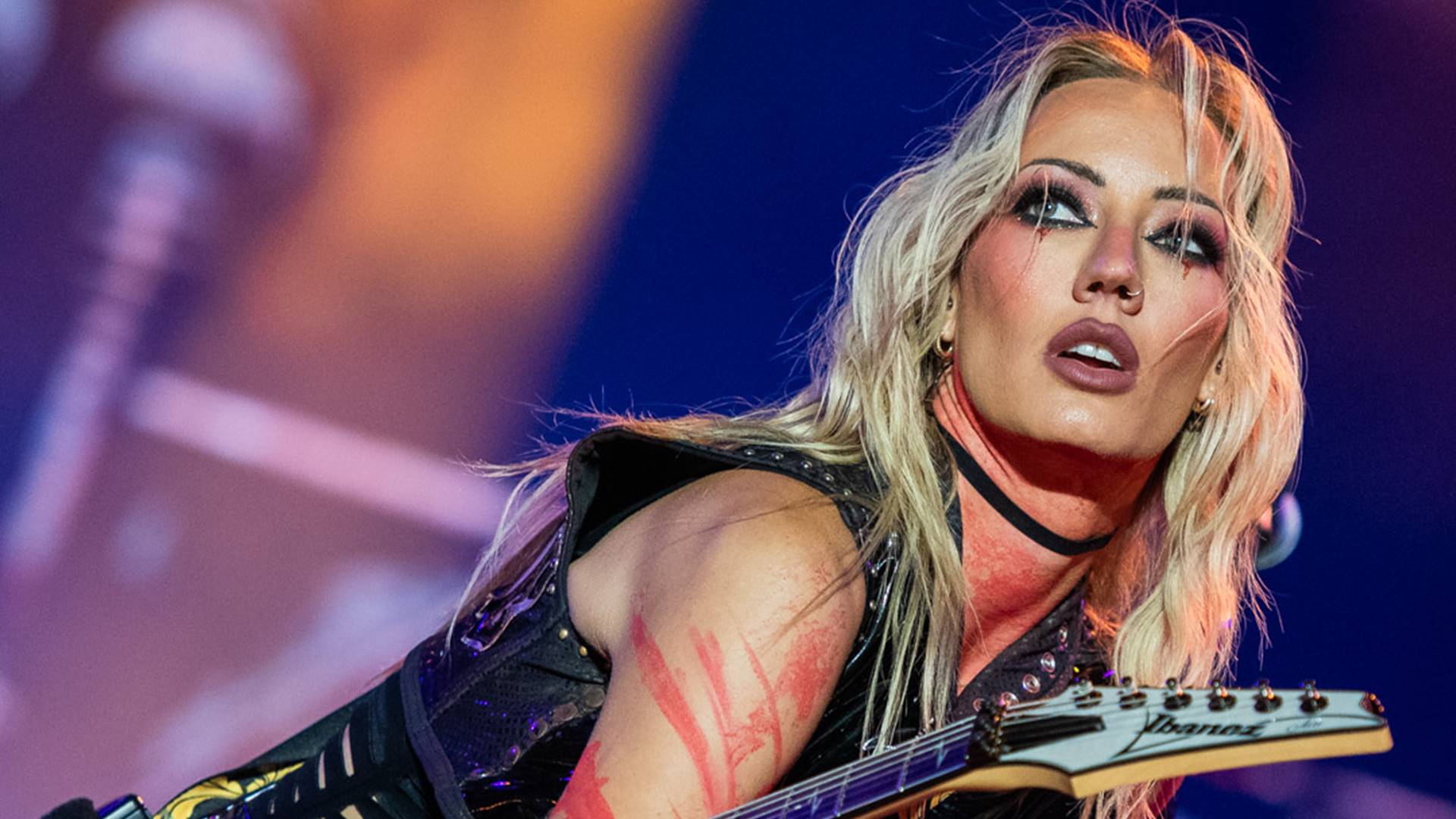 A guitarrista Nita Strauss