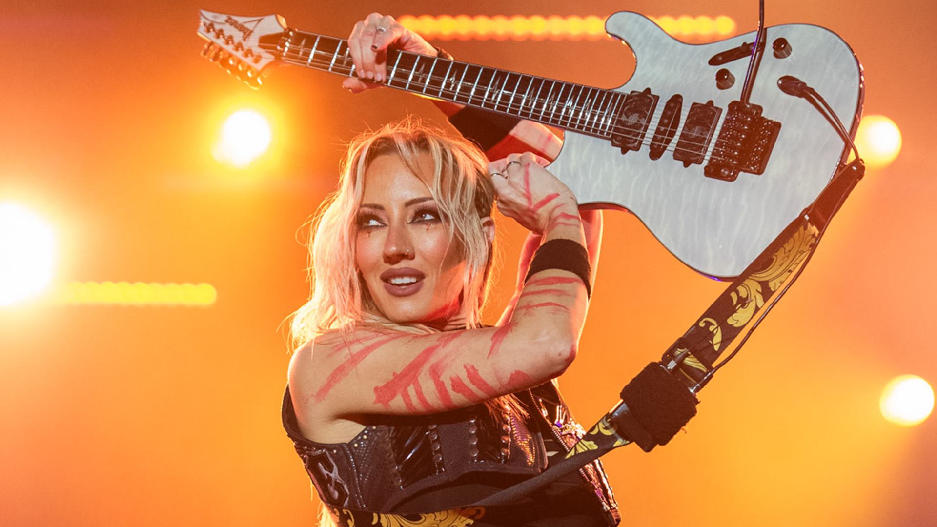 Nita Strauss durante show com Alice Cooper no Best of Blues and Rock