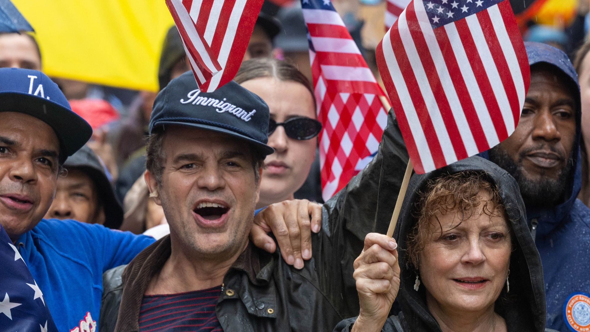 Mark Ruffalo e Susan Sarandon nos protestos do "No Kings" nos EUA