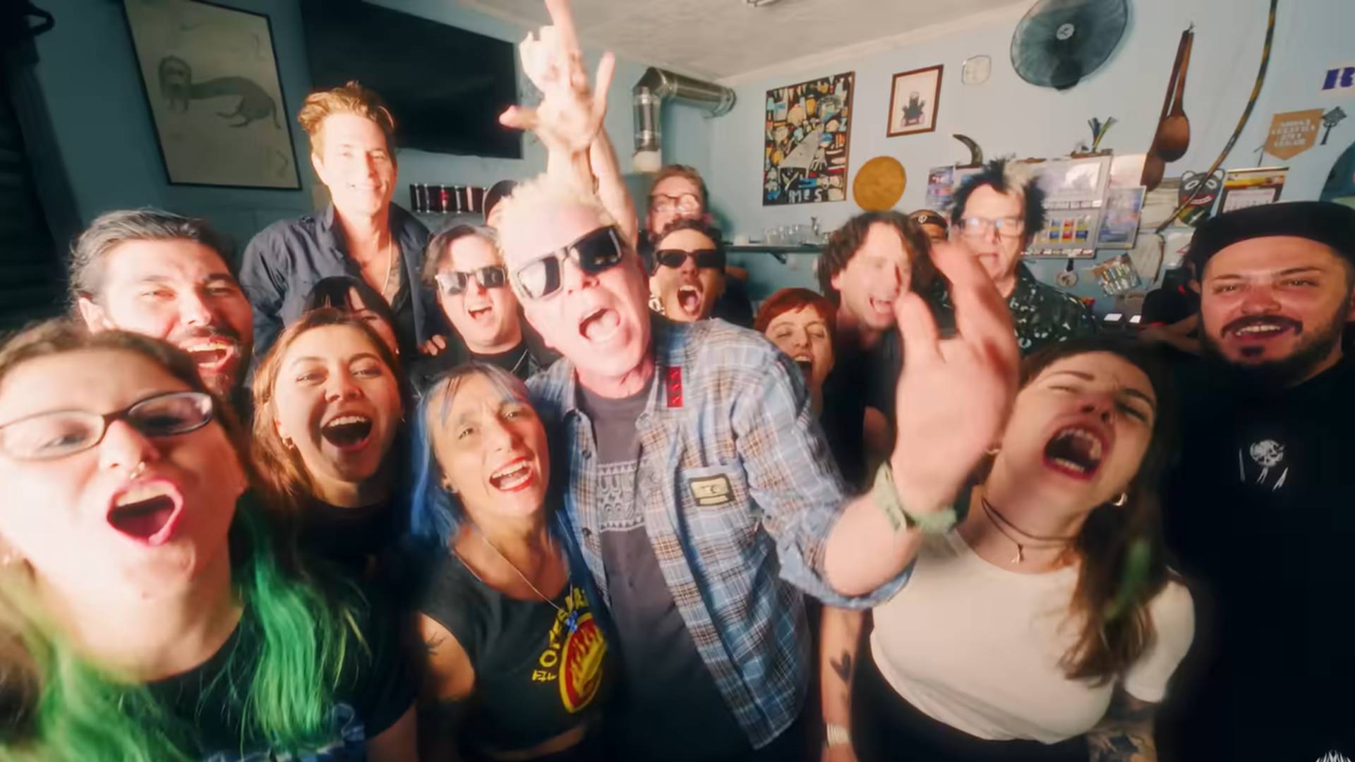 Offspring no clipe de "Come to Brazil"