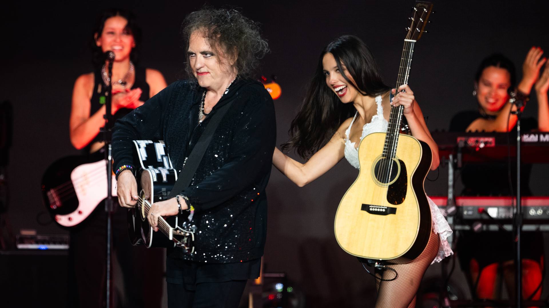 Robert Smith e Olivia Rodrigo no festival de Glastonbury