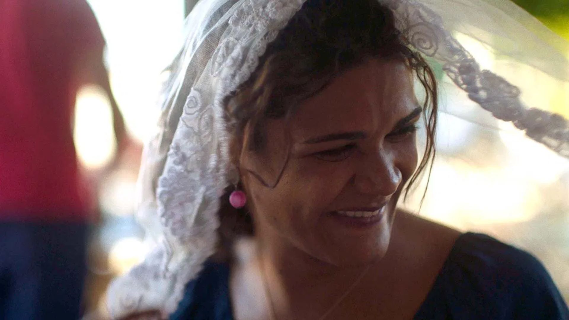 Paloma é quase um conto de fadas nordestino, daqueles em que a princesa sonha com um casamento na igreja, mesmo sabendo que a realidade à sua volta é cruel (Foto: Divulgação)