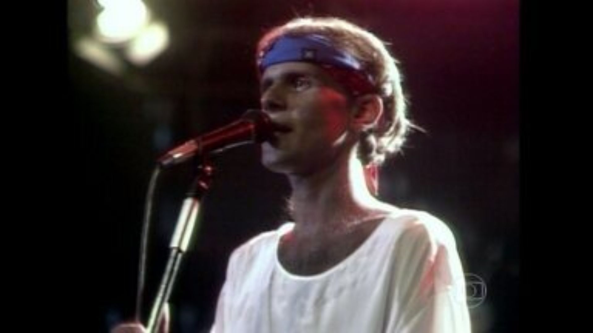 Por que Cazuza cuspiu na bandeira do Brasil em show?