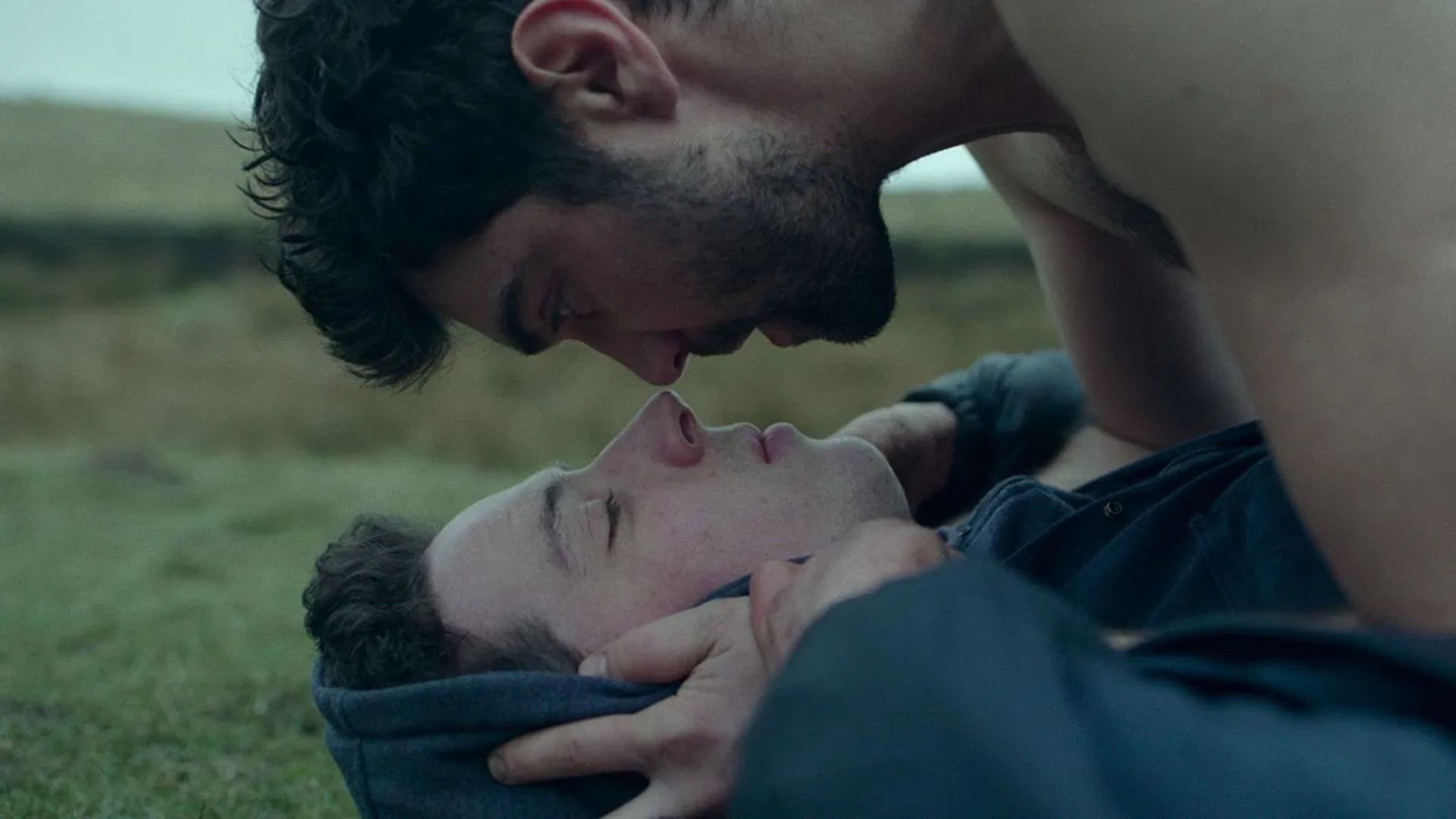 Bastante associado a O Segredo de Brokeback Mountain, Reino de Deus constrói um romance delicado, sincero e, em certos momentos, até bastante inocente (Foto: Divulgação)