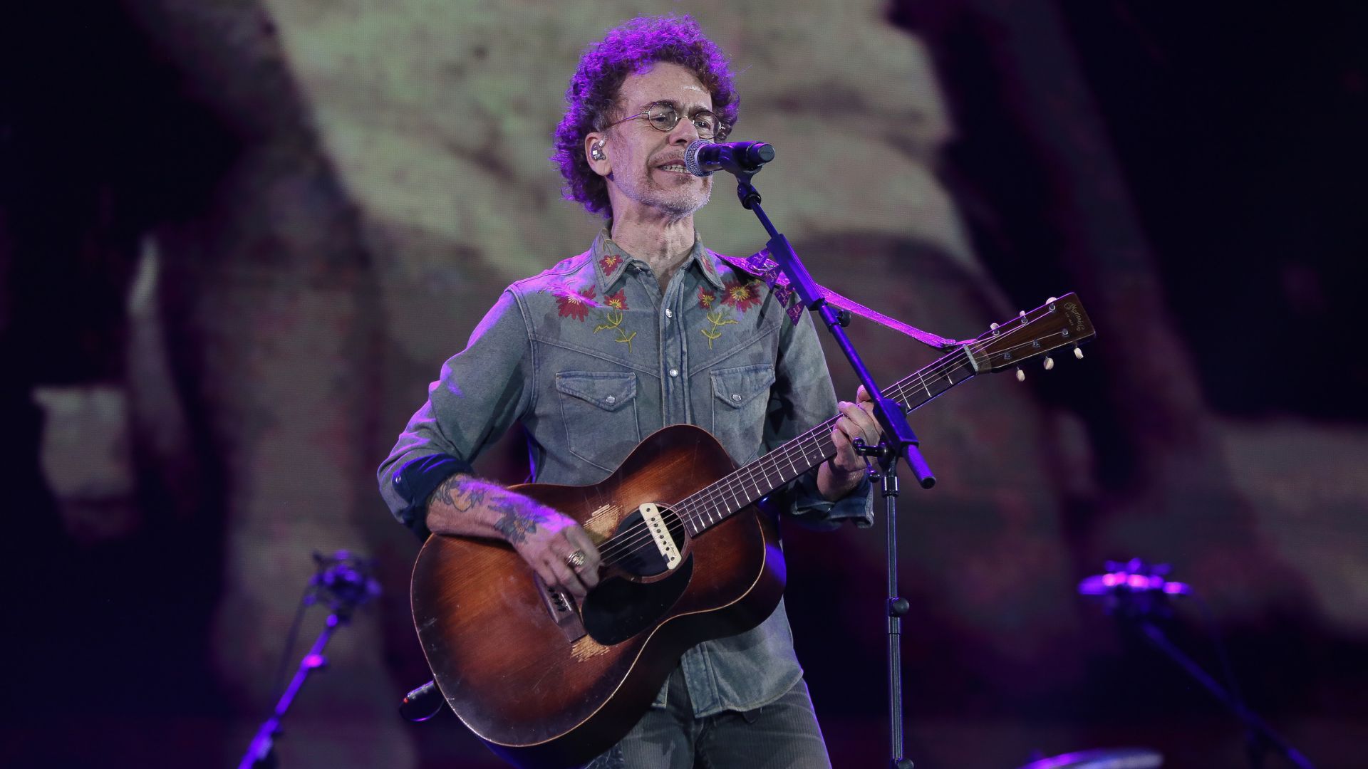 Repleto de hits melosos, Nando Reis deixa solteiros com dor de cotovelo no João Rock 2025; leia a resenha