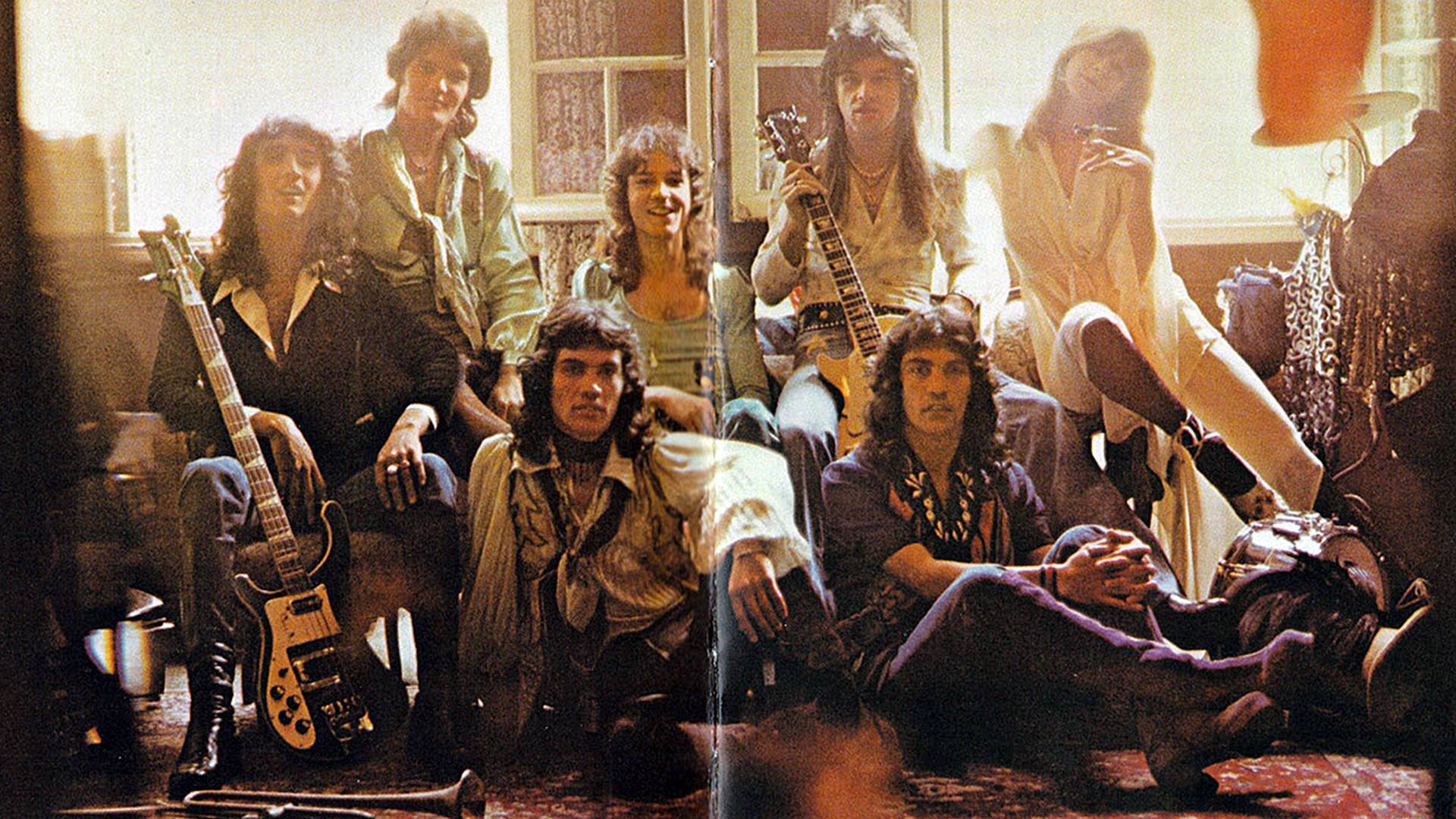 Rita Lee e Tutti Frutti no encarte do álbum Fruto Proibido, de 1975 - Foto: divulgação / via EncartesPop.com.br