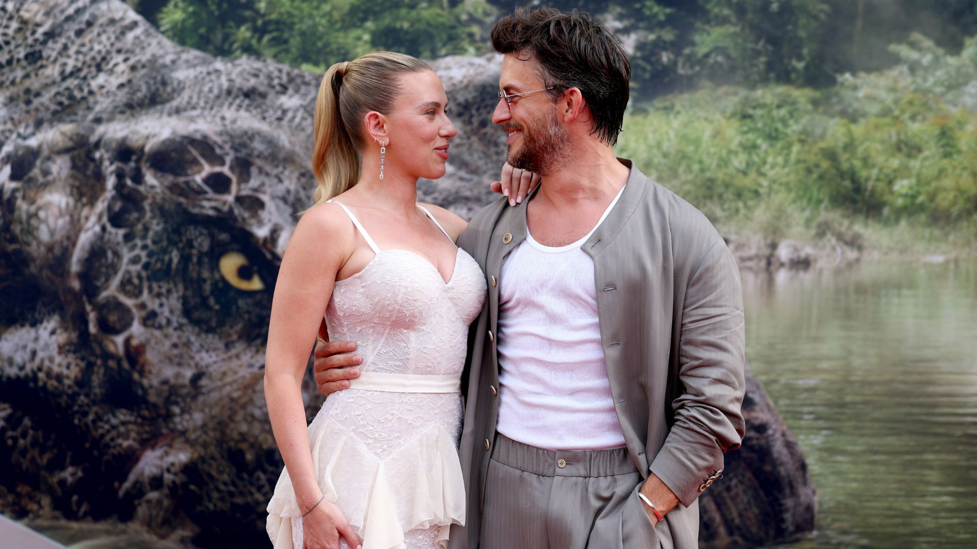 Scarlett Johansson e Jonathan Bailey na premiere de Jurassic World Rebirth