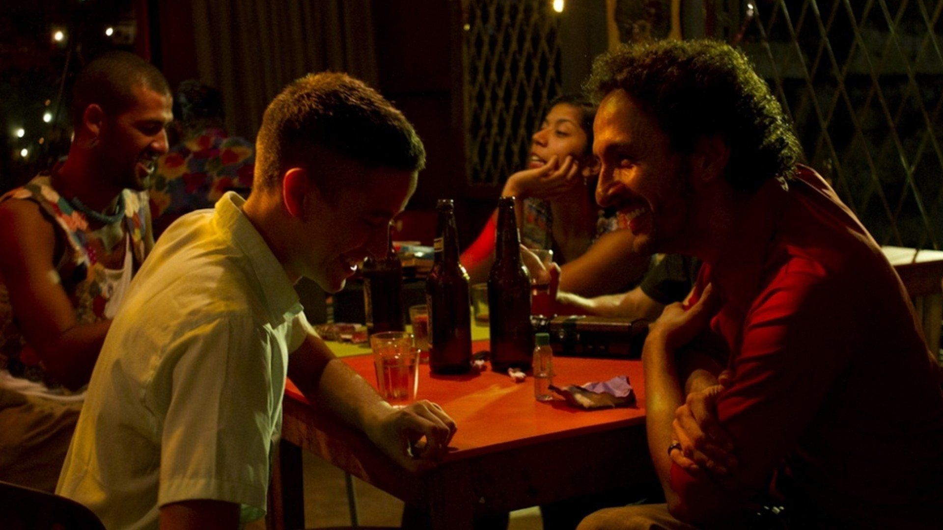 Transgressor, Tatuagem, de Hilton Lacerda, é daqueles filmes que chegam chutando a porta com purpurina, deboche, nudez e poesia (Foto: Divulgação)