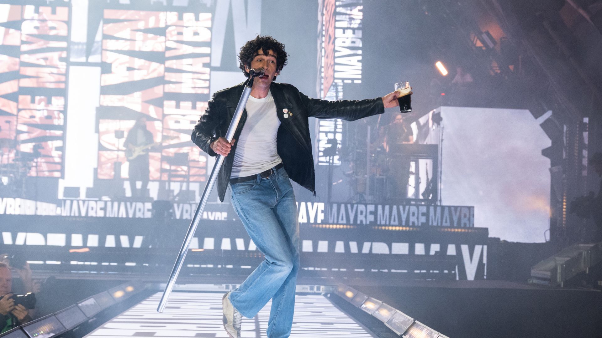 Matty Healy, vocalista do The 1975, durante performance no Glastonbury 2025
