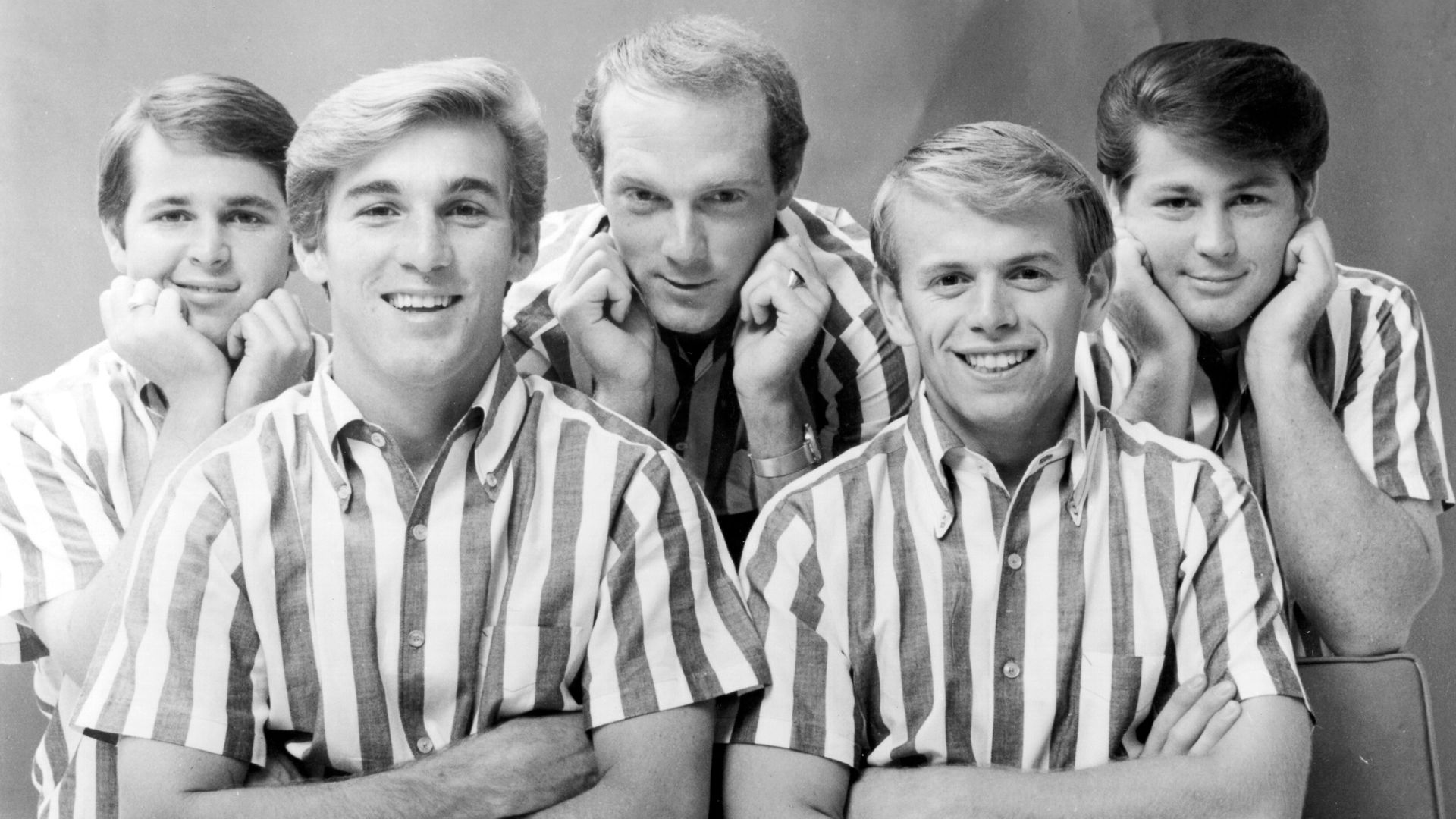 A banda de rock and roll The Beach Boys posa para um retrato por volta de 1964. (E-D) Carl Wilson, Dennis Wilson, Mike Love, Al Jardine, Brian Wilson