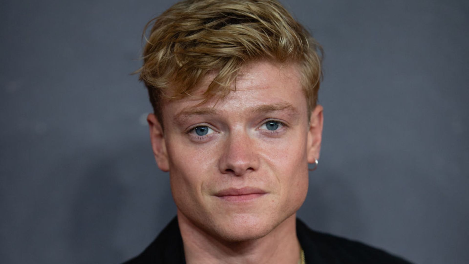 Tom Rhys Harries é escalado pela DC para protagonizar filme do Cara-de-Barro