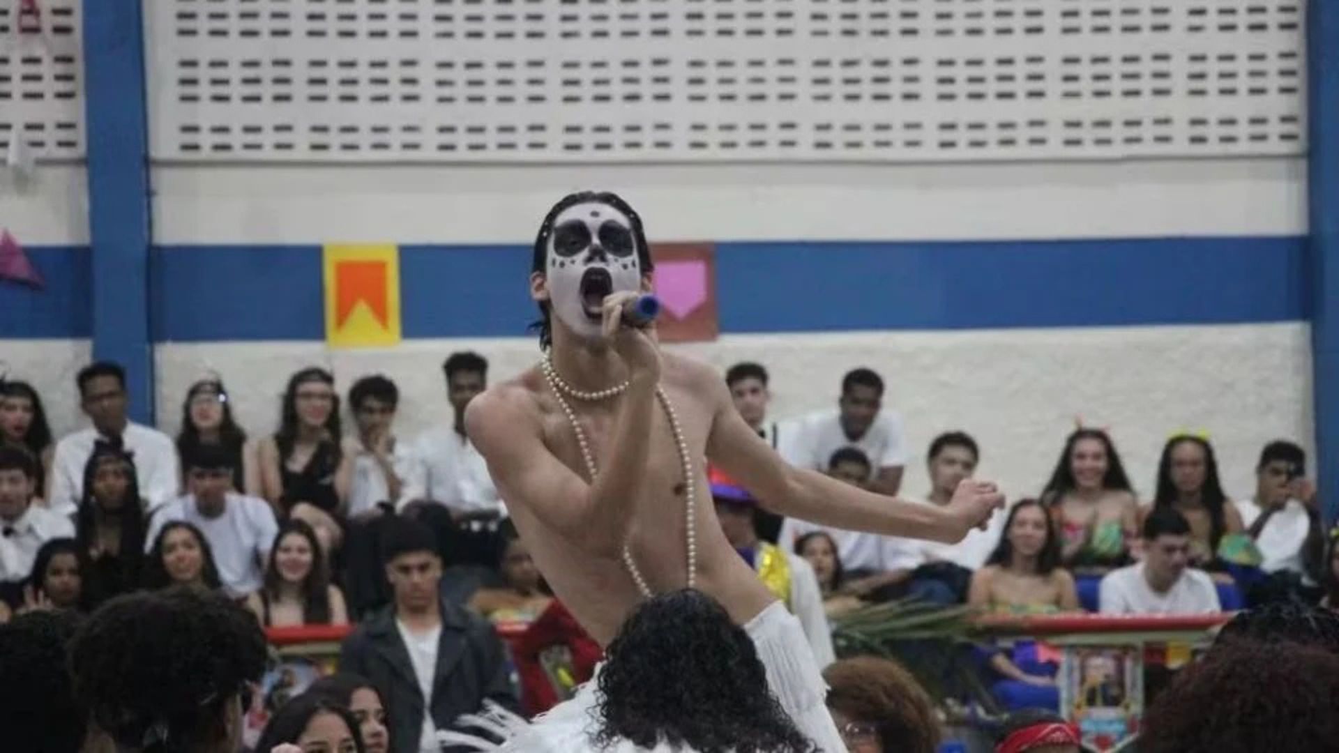 Yago Savalla performa "Homem com H" de Ney Matogrosso