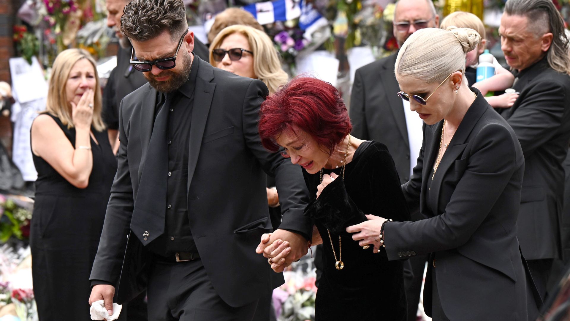 Jack, Sharon e Kelly Osbourne no cortejo de despedida de Ozzy
