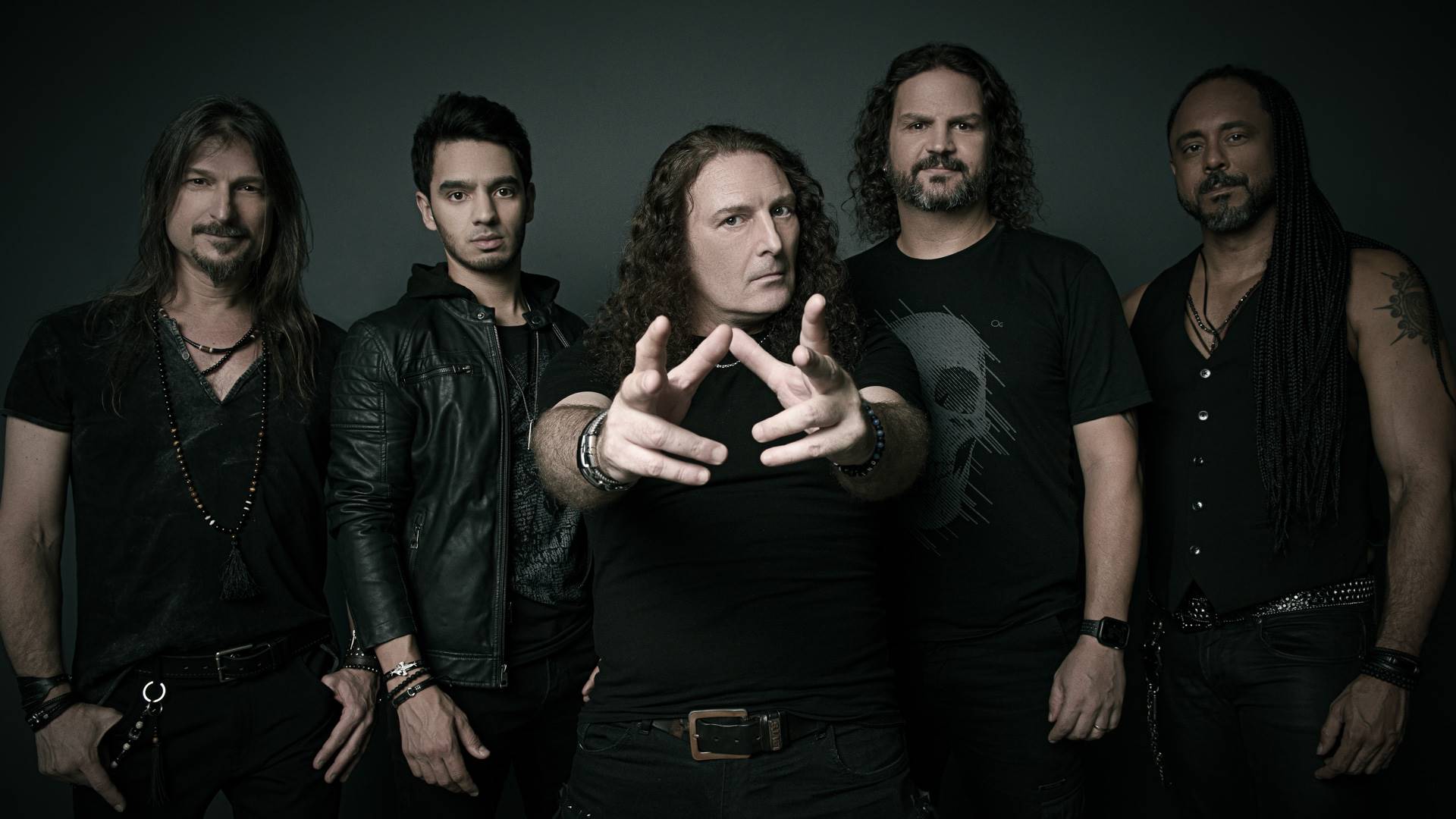 Angra (E-D): Rafael Bittencourt, Bruno Valverde, Fabio Lione, Felipe Andreoli, Marcelo Barbosa