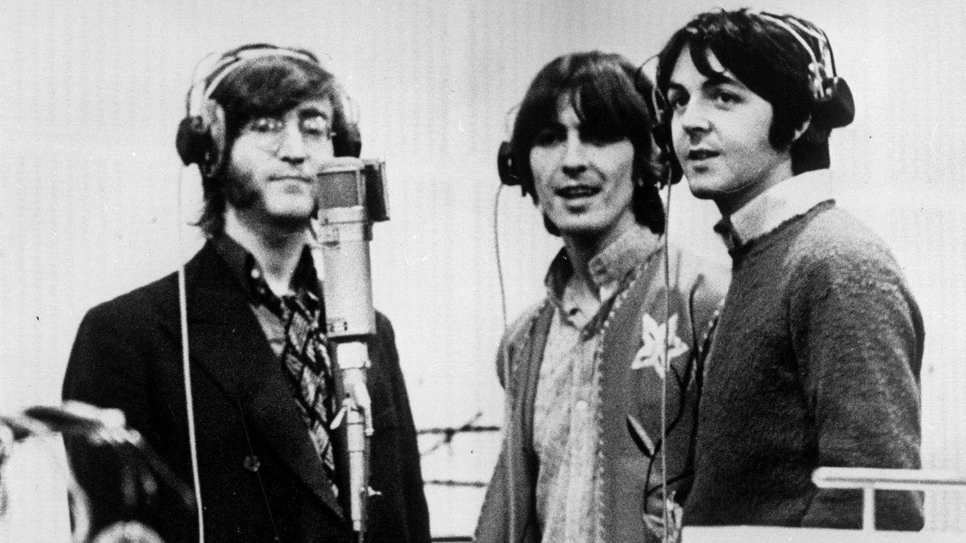 Beatles em estúdio em 1968 (E-D): John Lennon, George Harrison e Paul McCartney - Foto: Keystone Features / Getty Images