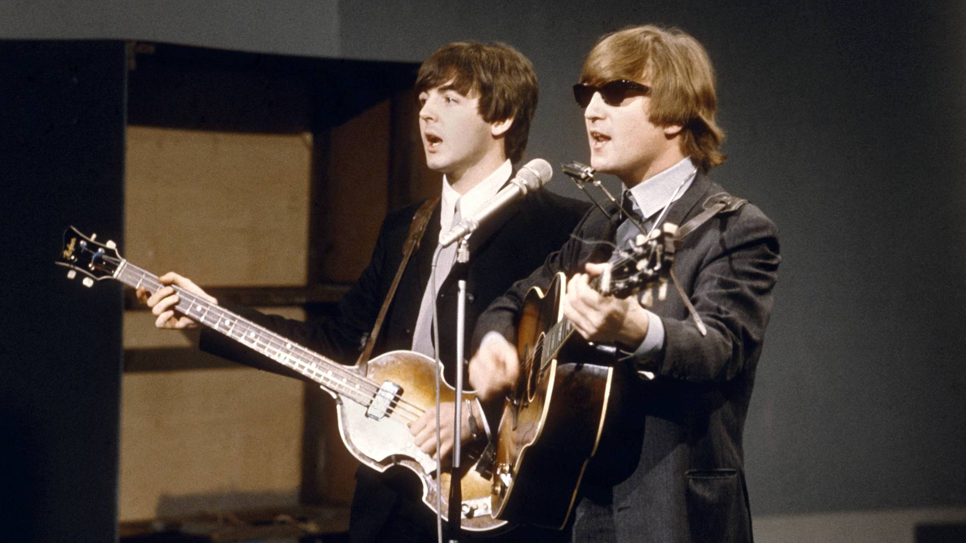 Paul McCartney e John Lennon, dos Beatles, em 1964