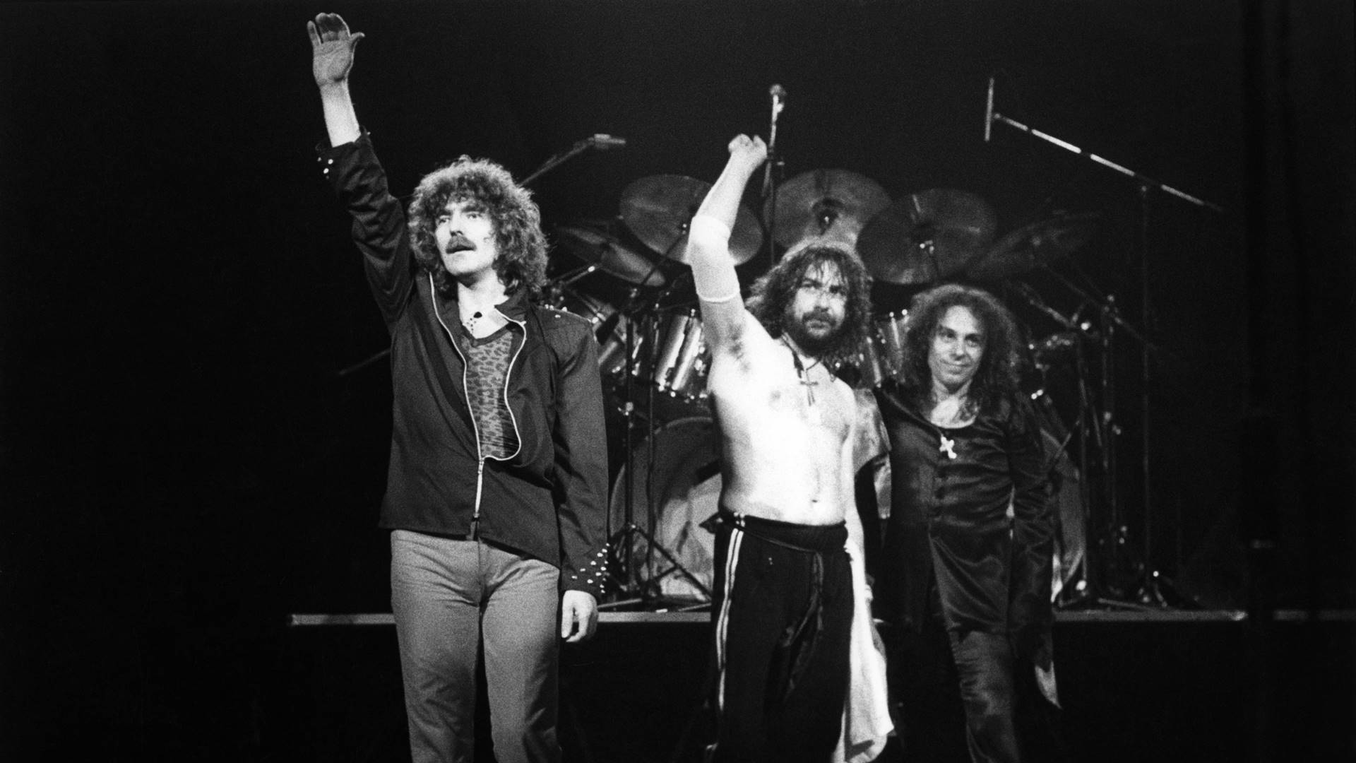 Bill Ward ao centro durante show do Black Sabbath em 1980