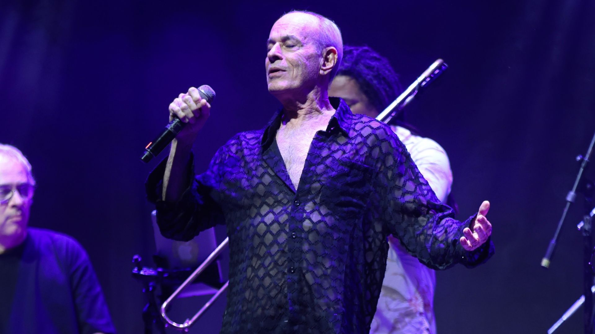 Cazuza atravessa gerações em homenagem com Os Cajueiros, Ney Matogrosso e Sandra Sá