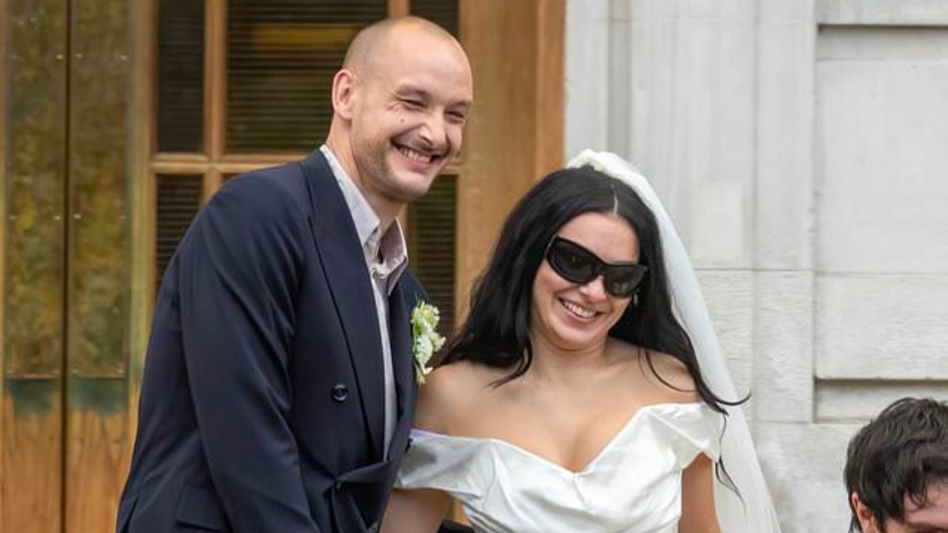 George Daniel e Charli XCX se casam em Londres