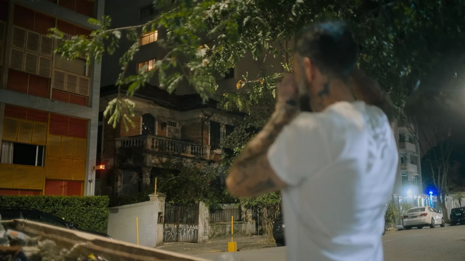Chico Felitti continua investigação em novo trailer da série A Mulher da Casa Abandonada, baseada no podcast de sucesso