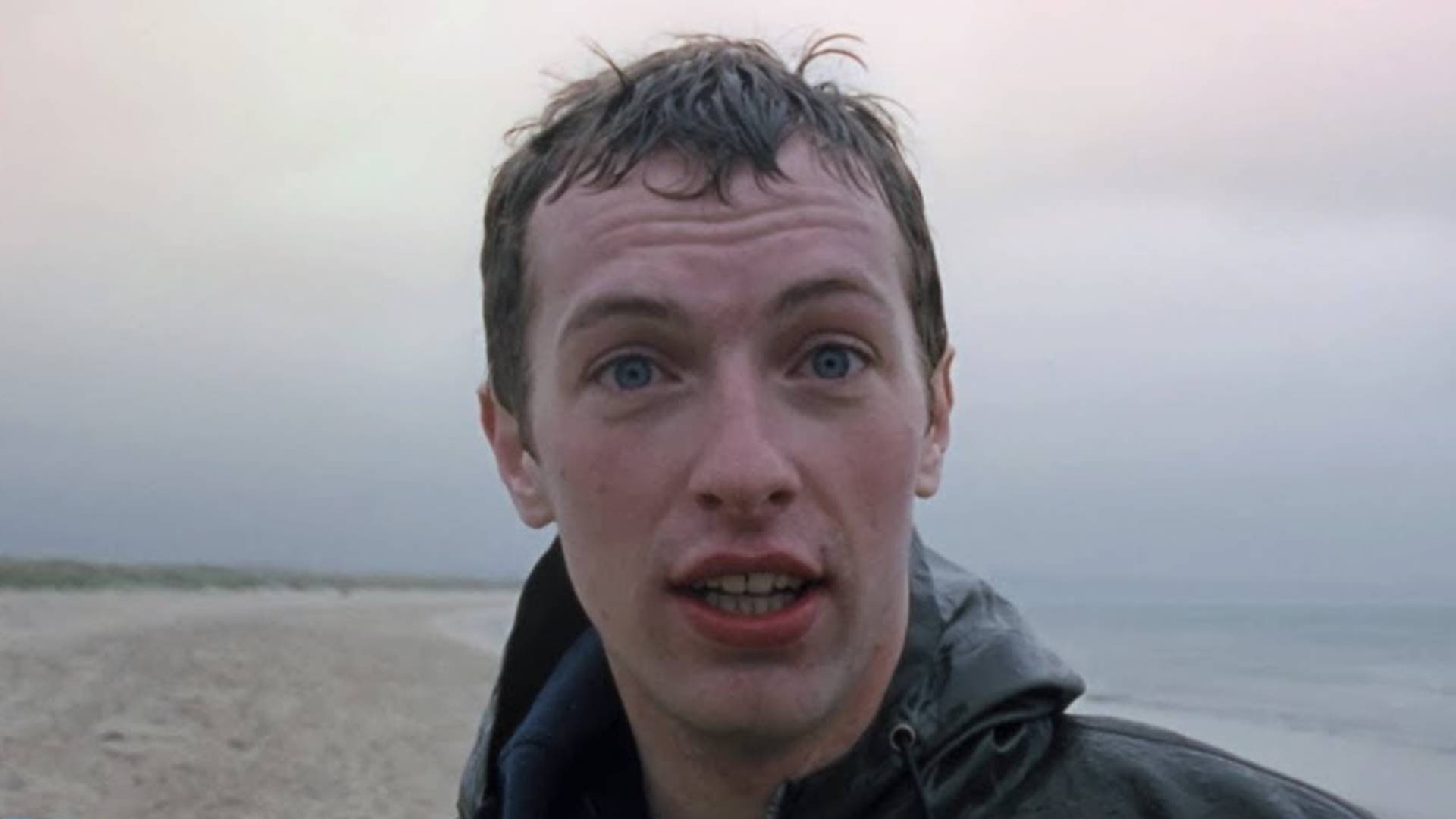 Chris Martin, do Coldplay, no clipe de 'Yellow'