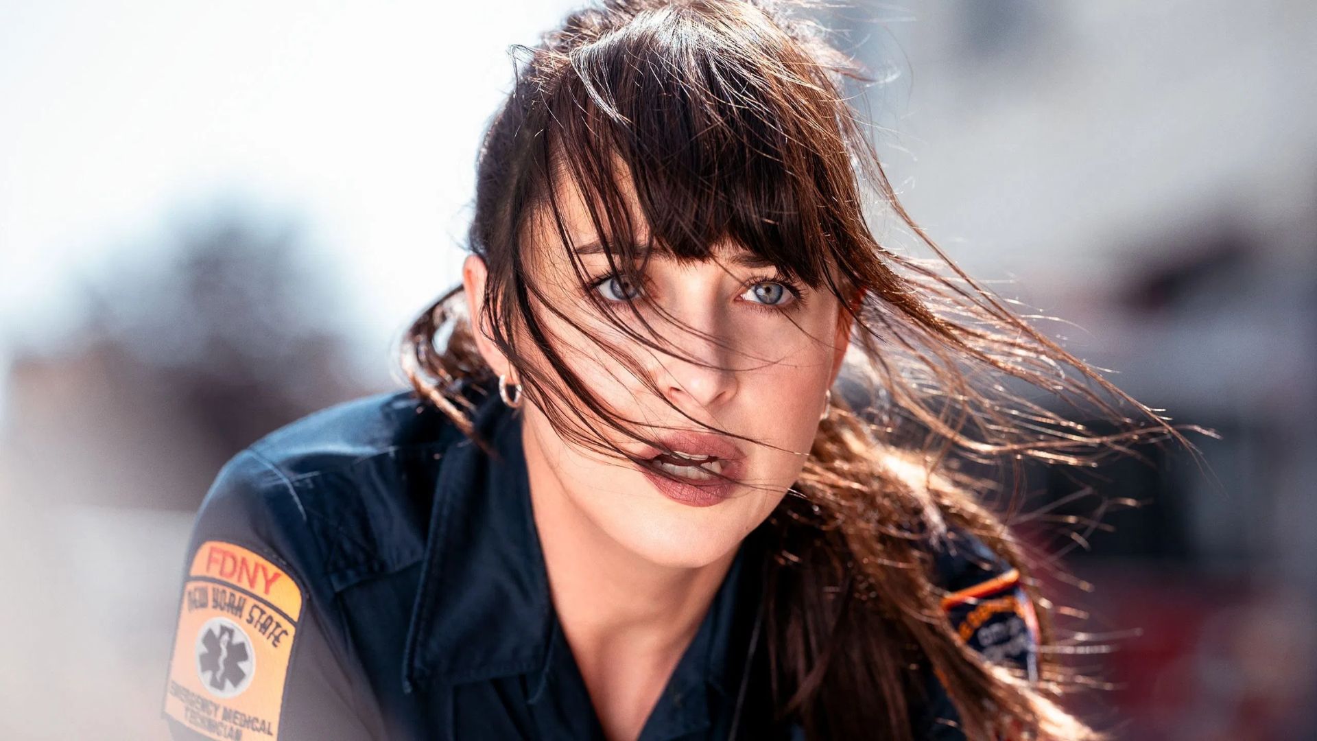 Dakota Johnson, de Madame Teia, revela planos para direção e busca por papéis desafiadores em Hollywood