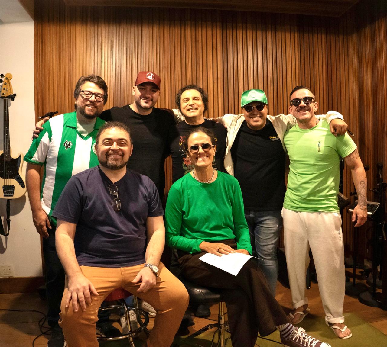Da esquerda para a direita: Em pé: Renato Cunha, Rafael Falanga, Frejat, Igor Leal, Zé Paulo Sierra. Sentados: André Diniz, Zélia Duncan (Foto: Cristiano Juruna)