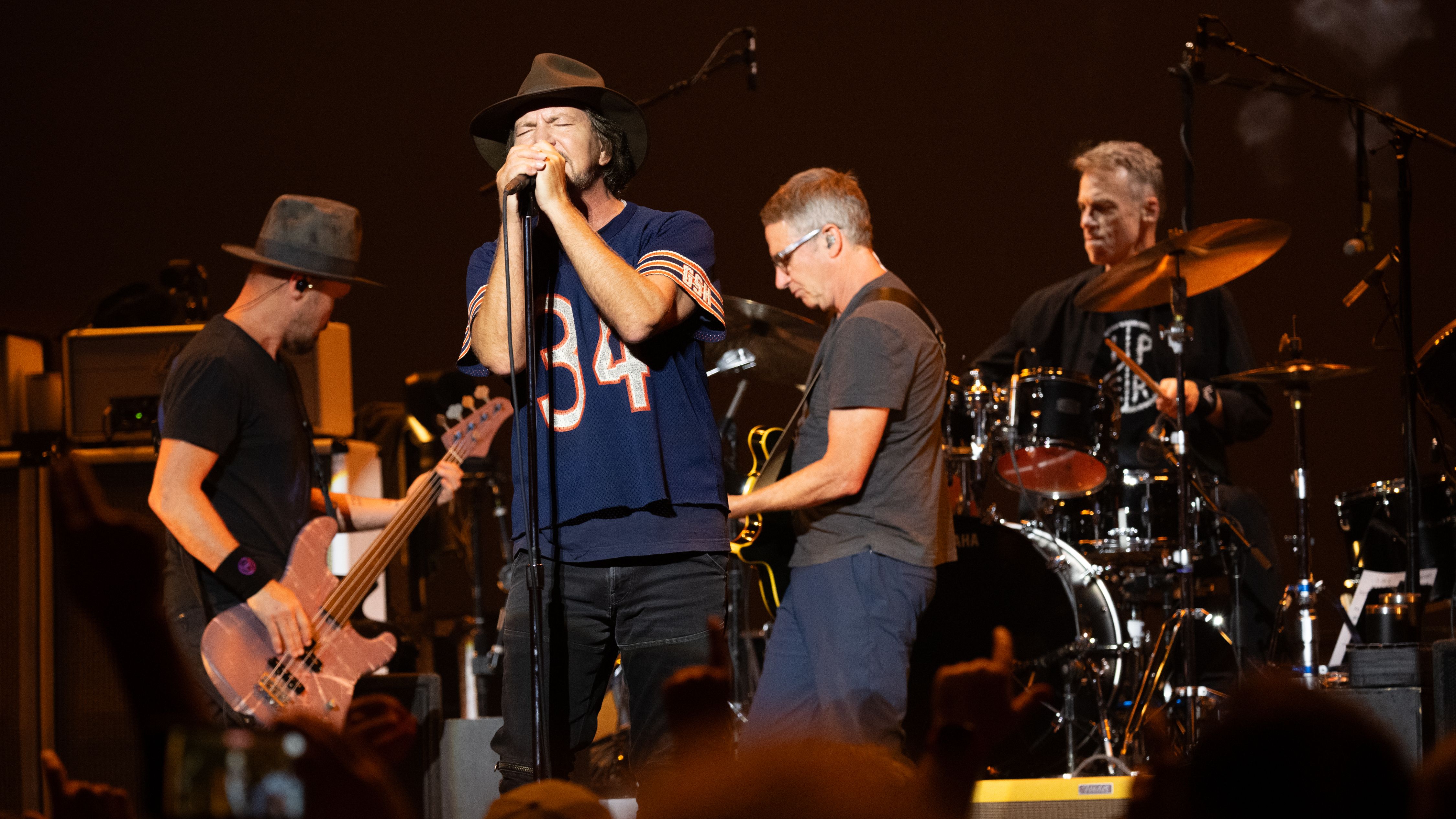 Jeff Ament, Eddie Vedder e Stone Gossard, do Pearl Jam, e o baterista Matt Cameron, que deixou a banda (Foto: Jim Bennett/Getty Images)