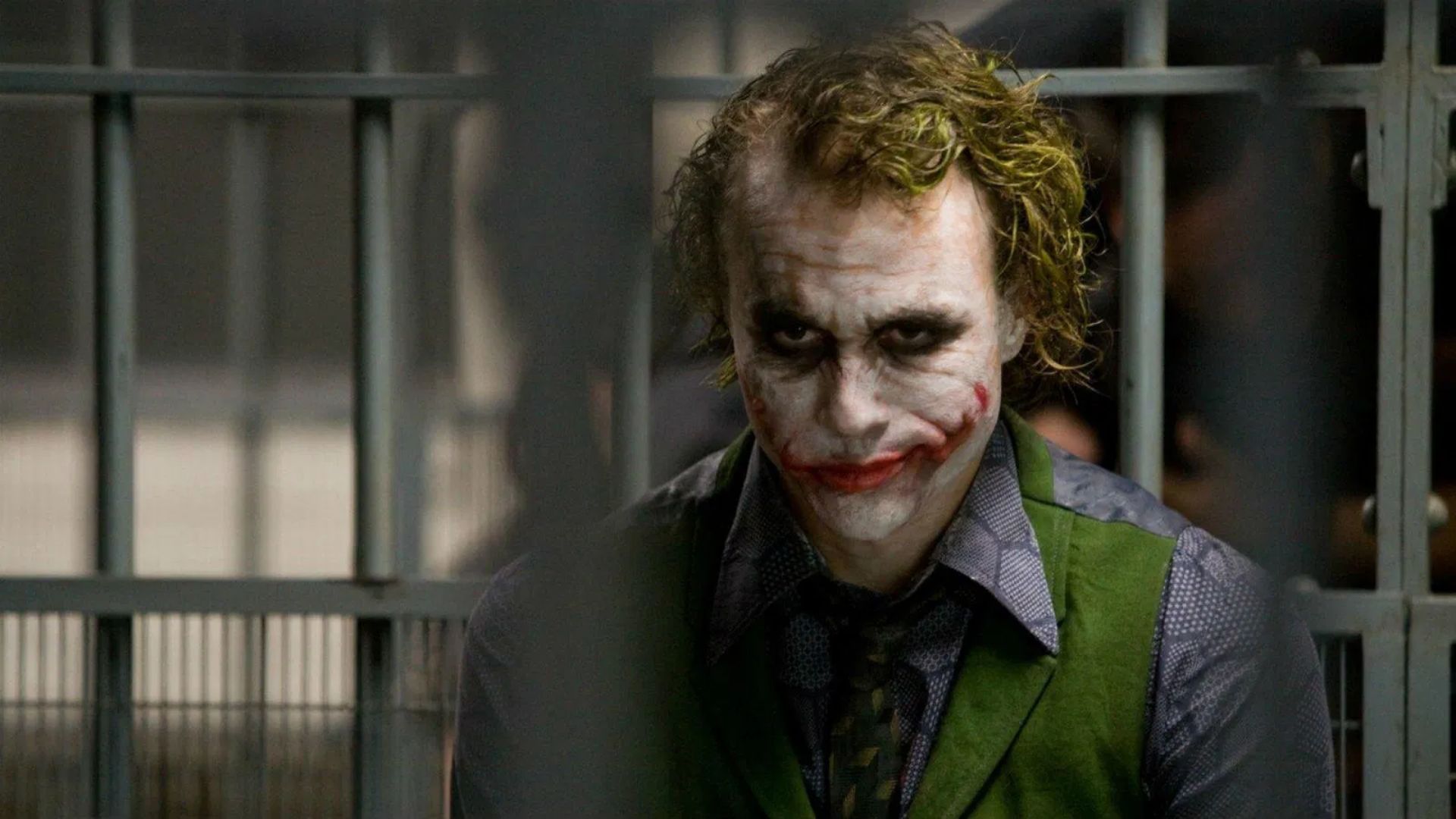 Heath Ledger se submeteu a uma intensa preparação para viver o vilão Coringa, o que custou a sua saúde física e mental (Foto: Divulgação/Warner Bros. Pictures)
