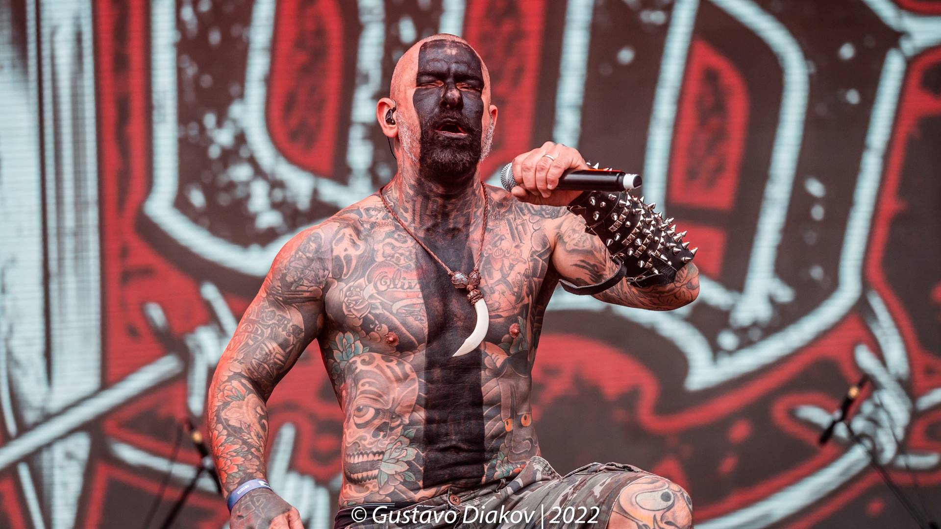 Henrique Fogaça durante show com Oitão em 2022