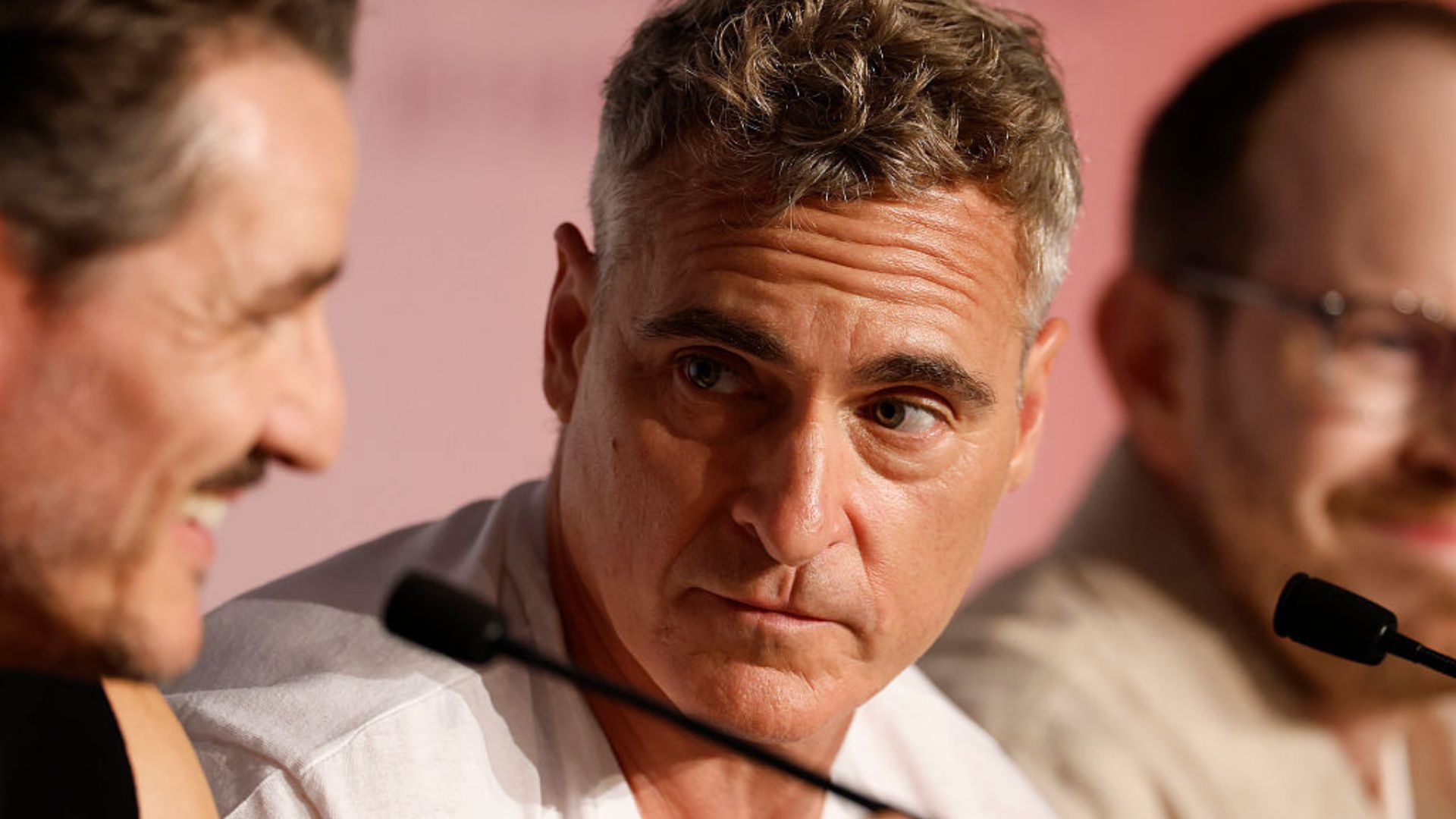 Joaquin Phoenix relembra crítica de diretor no início da carreira: “Me deixou p***"