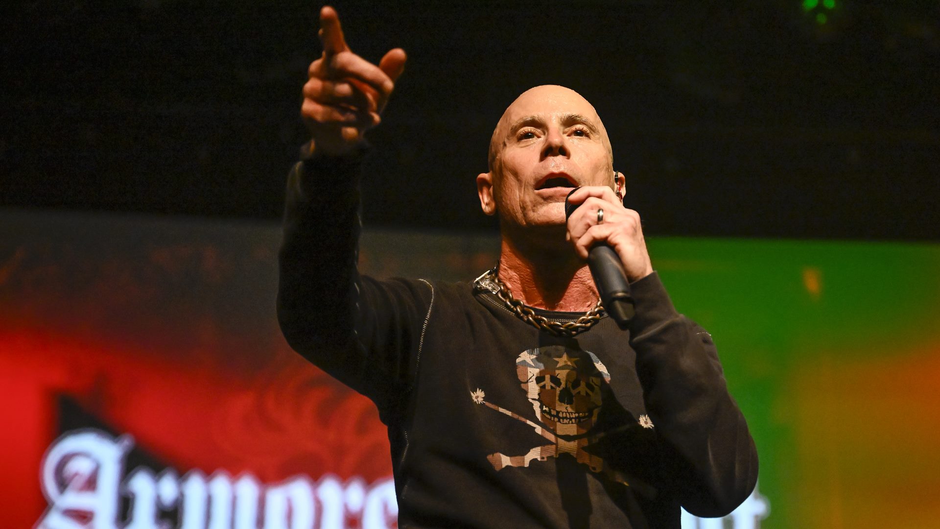John Bush, vocalista do Armored Saint e ex-Anthrax, em 2024