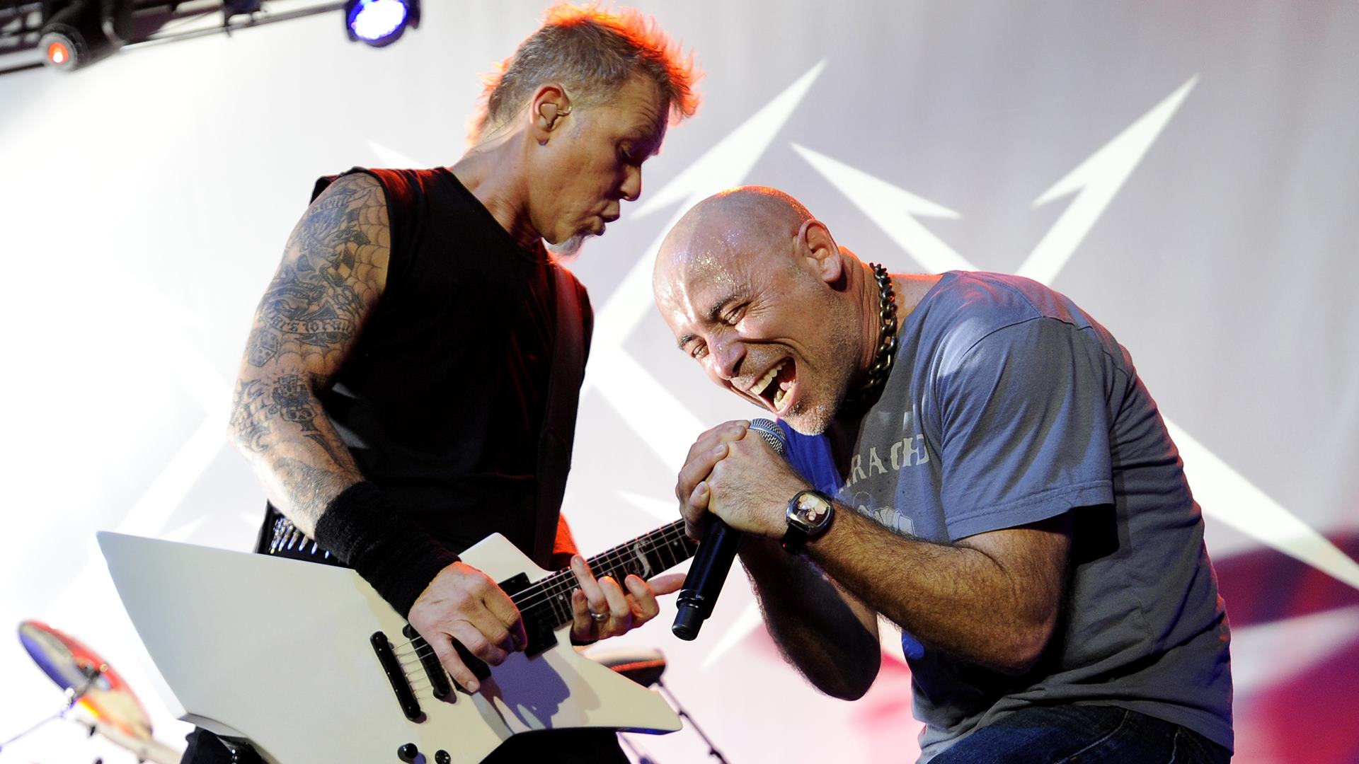 James Hetfield e John Bush durante show do Metallica em 2011